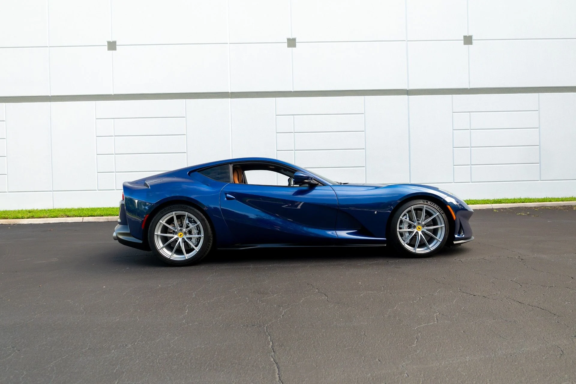 mph003_2202885479_Used_2020_Ferrari_812_Superfast_1758742343_8cc1bc967b