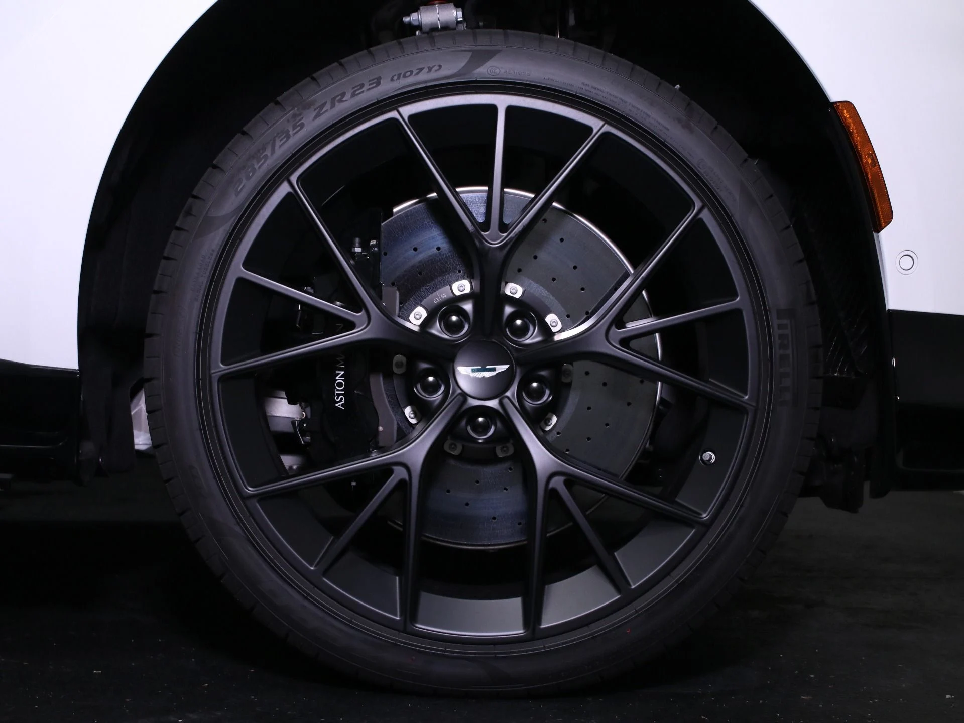 mph003_2245660774_New_2025_Aston_Martin_DBX_707_1758482627_ee5b9a05ac