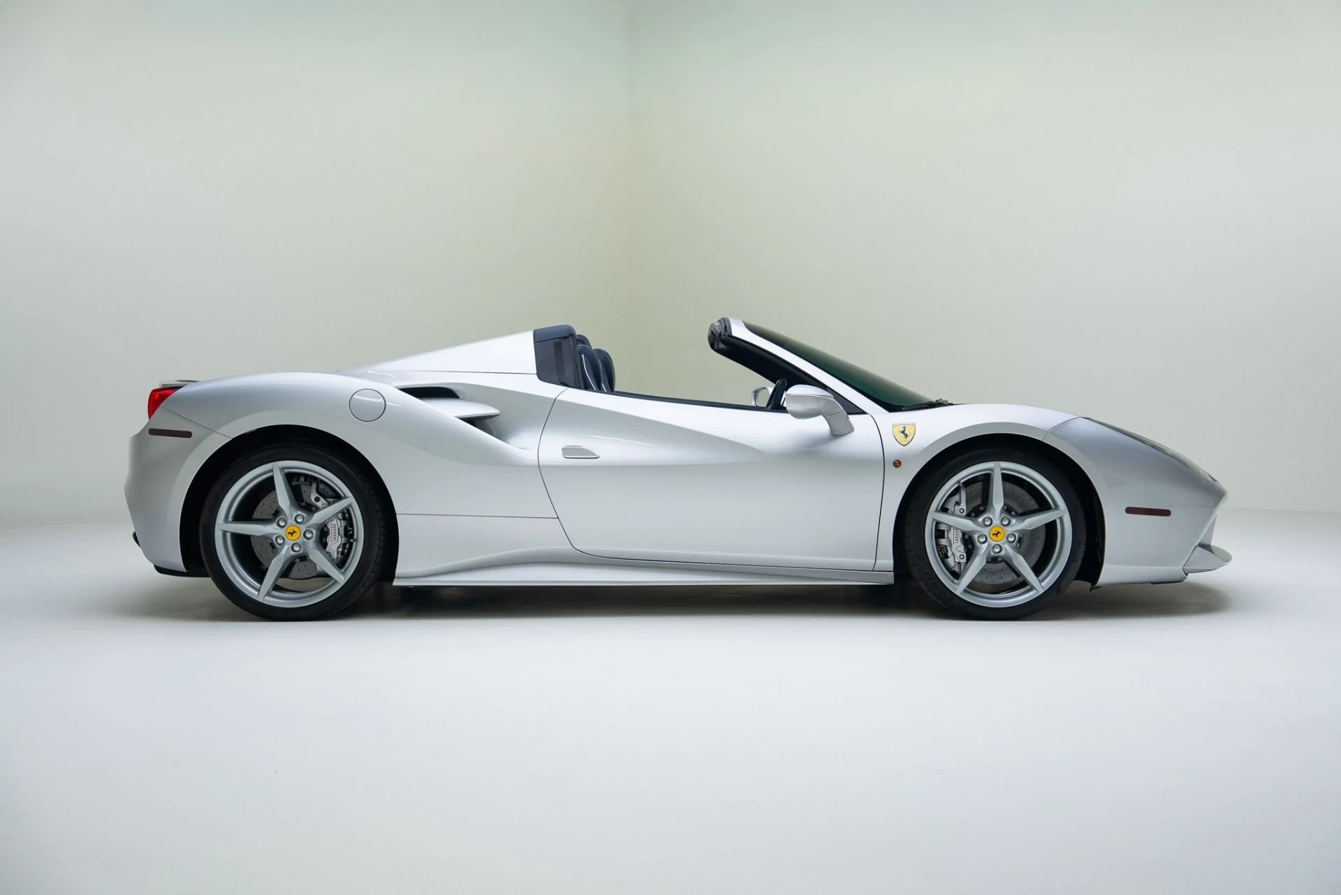 mph003_2250413675_Used_2017_Ferrari_488_Spider_1762375405_df46be8dc1