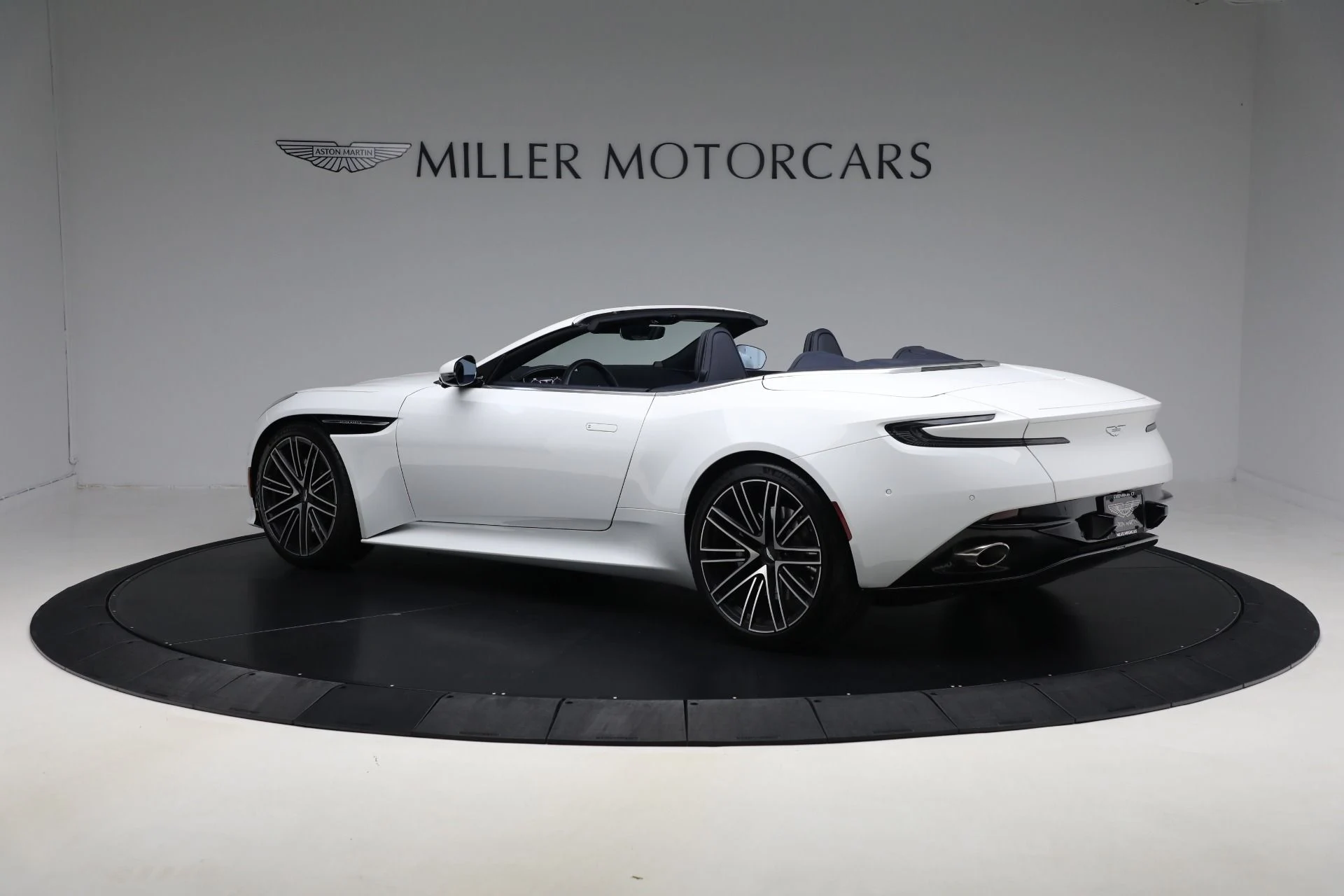 mph003_226423830_Used_2024_Aston_Martin_DB_12_Volante_d7c7eb7c4d