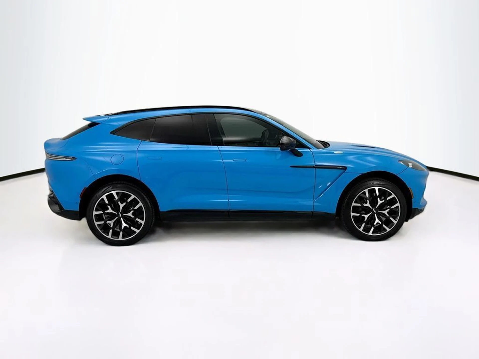mph003_2299670476_used_2022_aston_martin_dbx_awd_8119_23003942_4_1024_84c4a3b8de