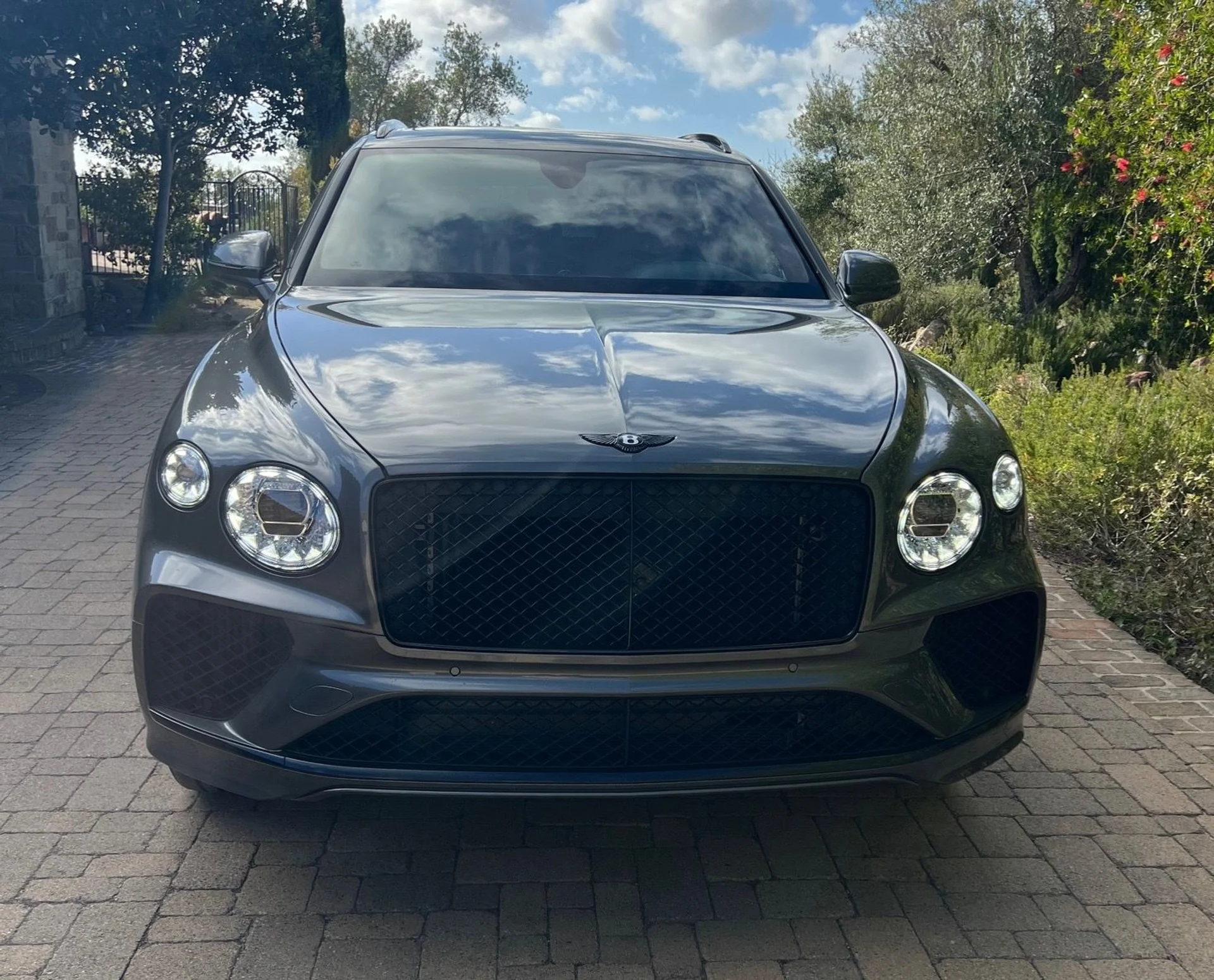 mph003_2305280302_Used_2022_Bentley_Bentayga_V8_1761327282_122d637599