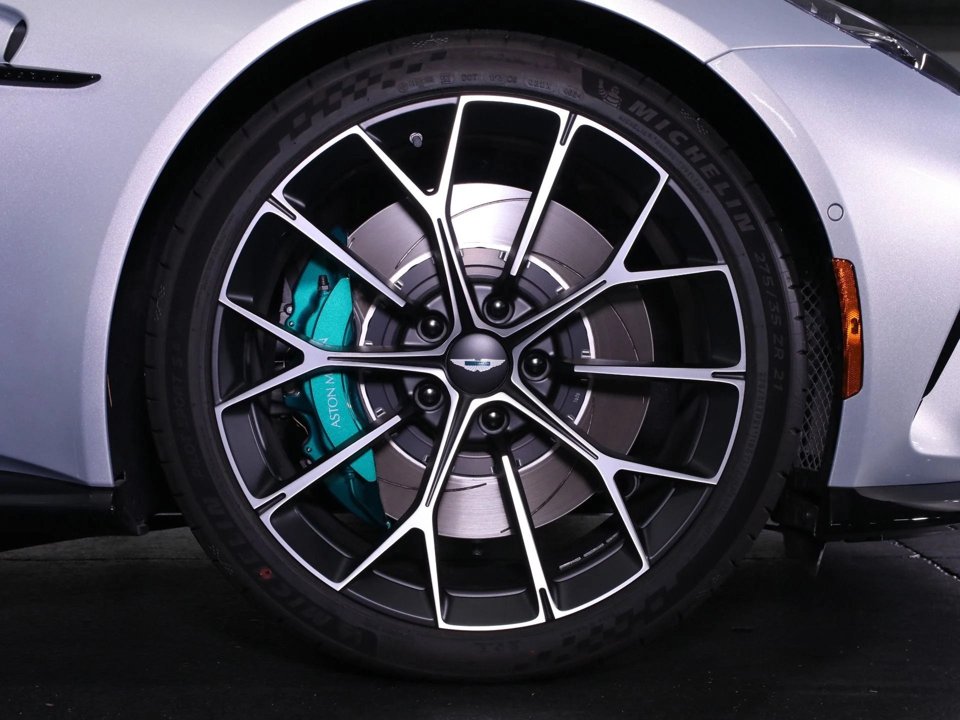 mph003_2354461623_New_2025_Aston_Martin_Vantage_1758482523_1abdd2990d