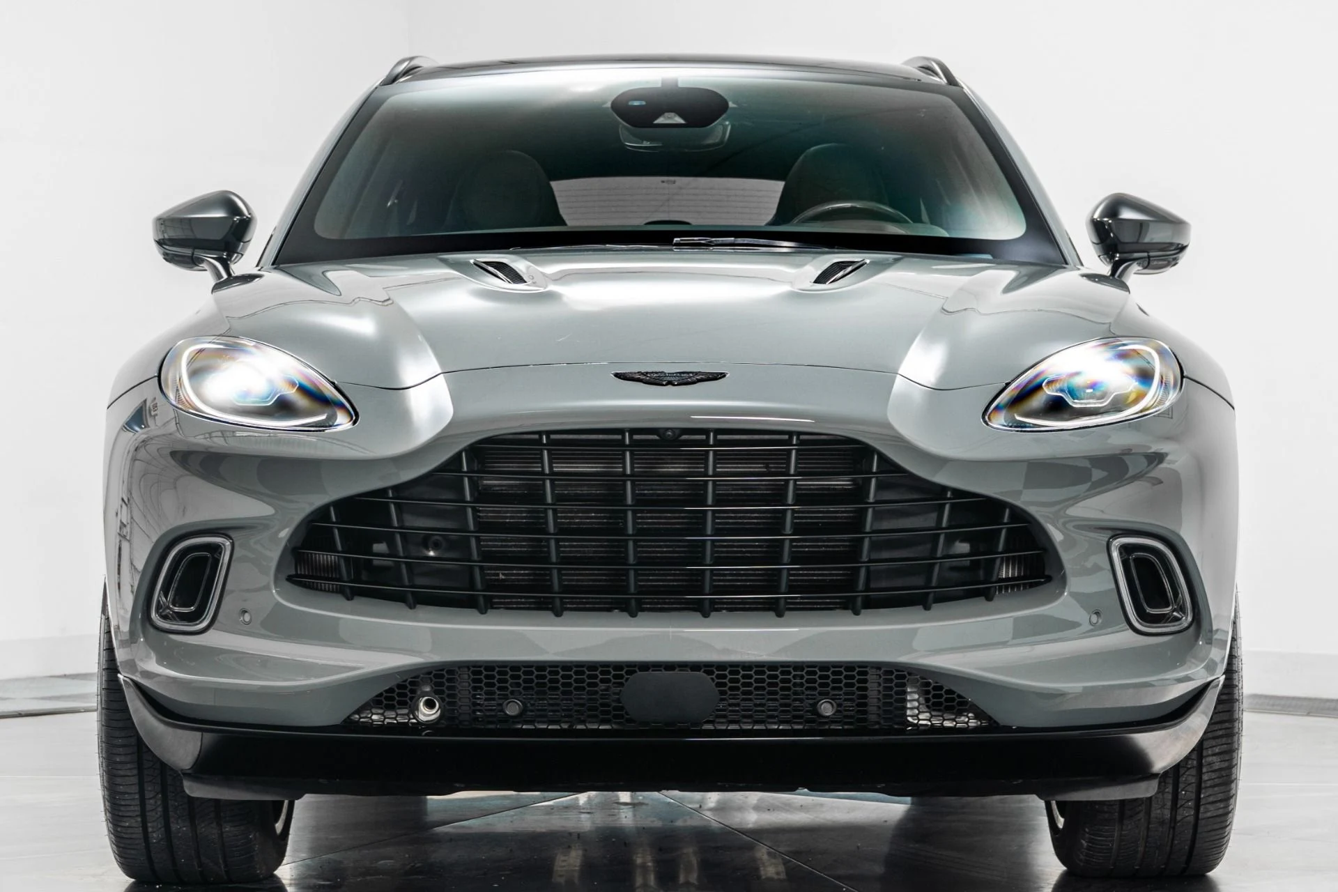 mph003_2369663209_Used_2022_Aston_Martin_DBX_1755547970_29a58eda8e