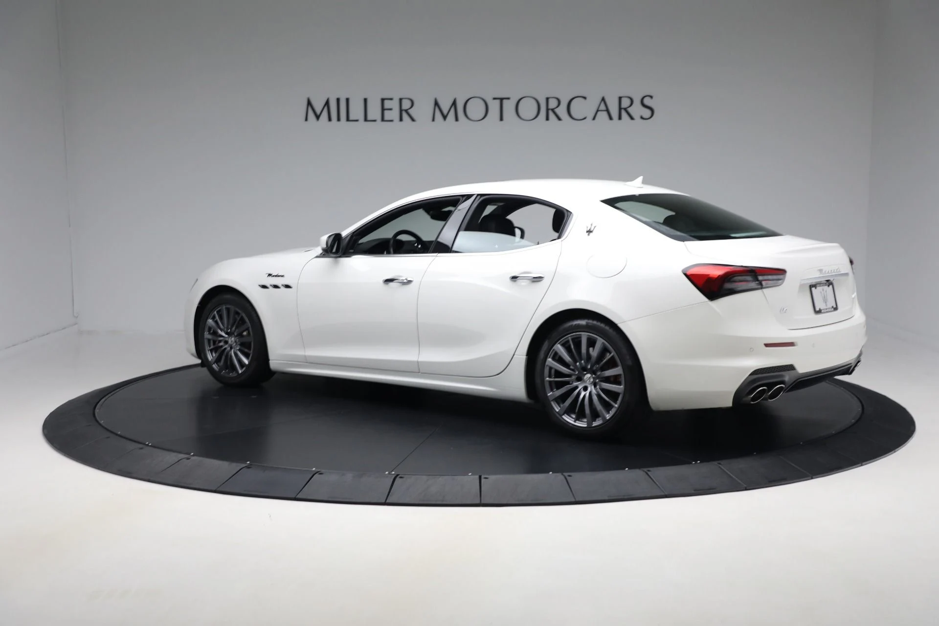 mph003_2404806592_Used_2022_Maserati_Ghibli_Modena_Q4_55c95e7594