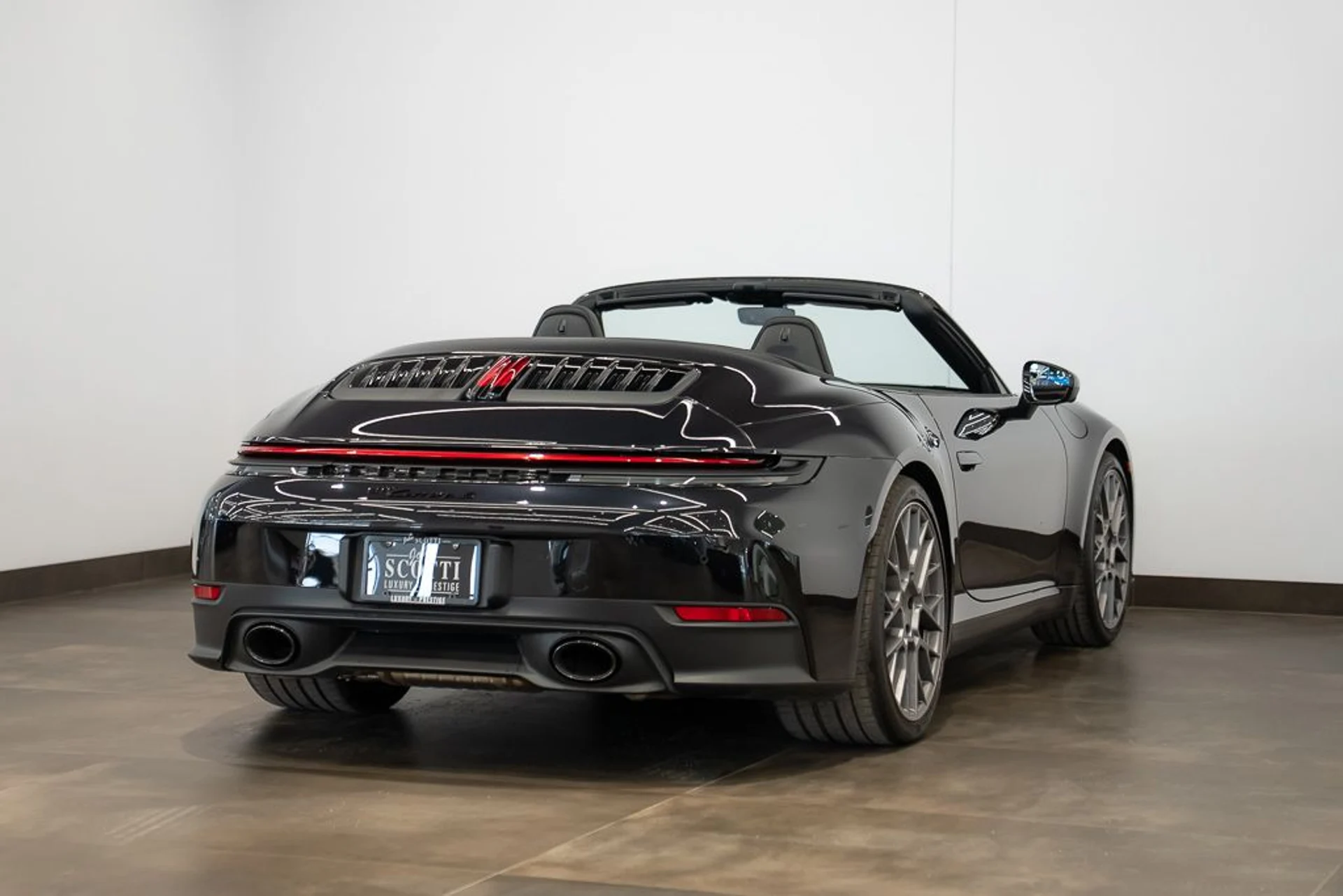 mph003_242853207_porsche_911_2025_jpg_v_1775165756_938fa59733