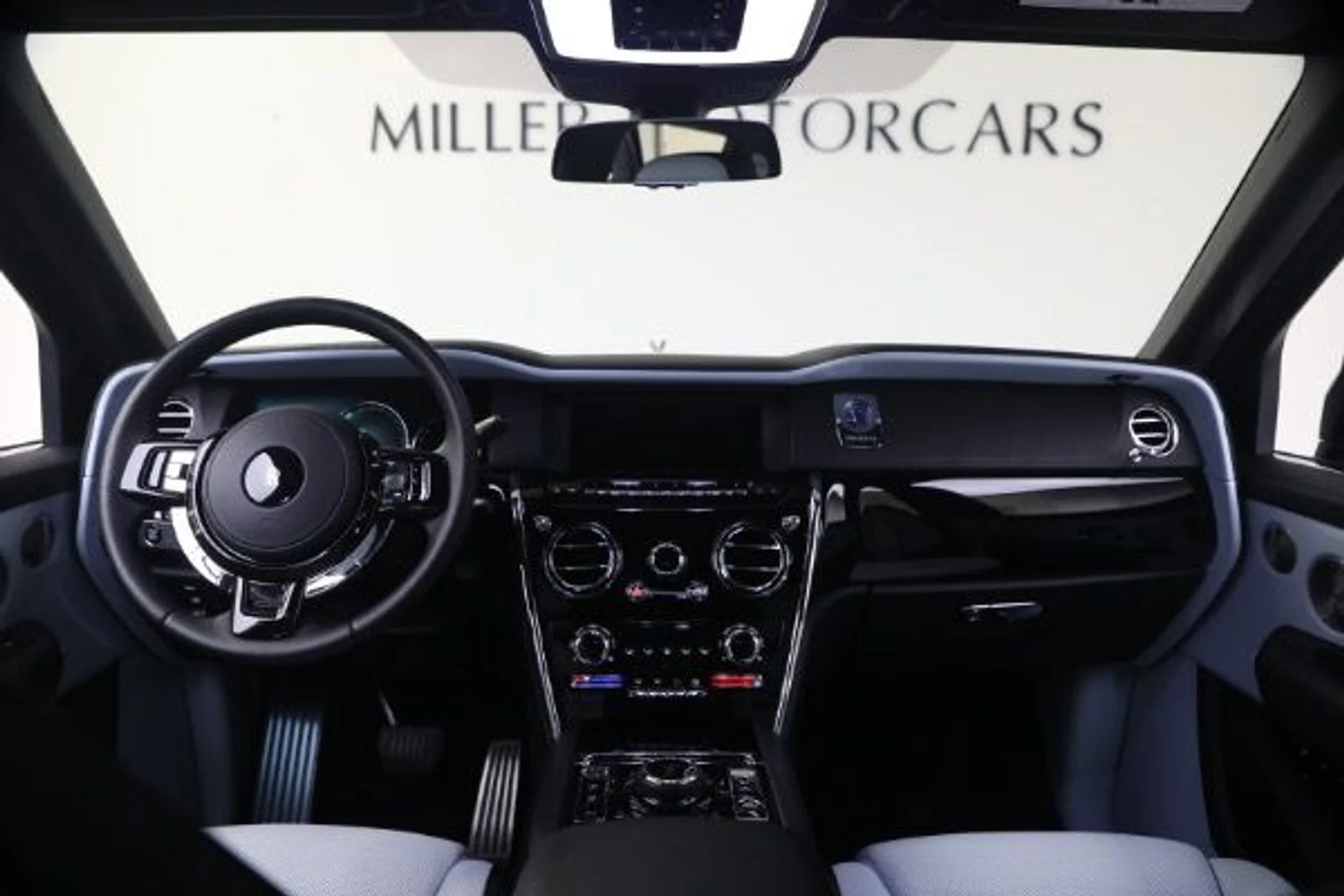 mph003_2429485993_Used_2022_Rolls_Royce_Cullinan_5dcc103f35