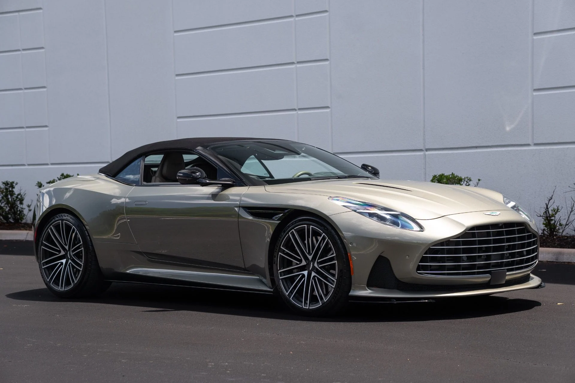 mph003_2436145363_Used_2024_Aston_Martin_DB_12_Volante_1777693541_b2f426c02e