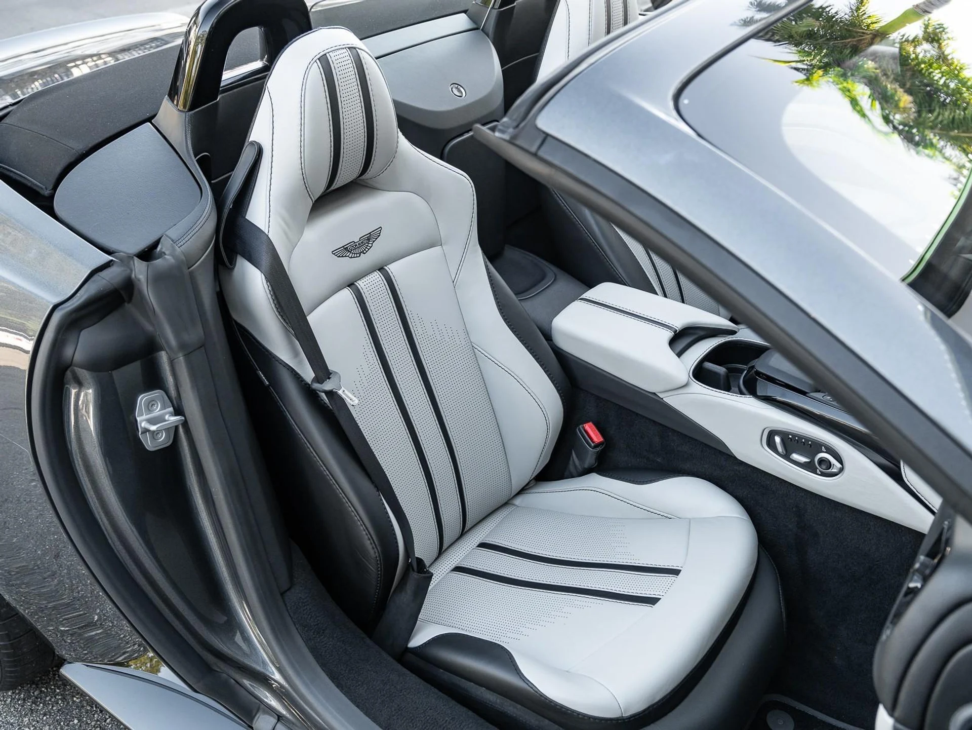 mph003_2444446343_Used_2021_Aston_Martin_Vantage_Roadster_1767733753_6be2558d36