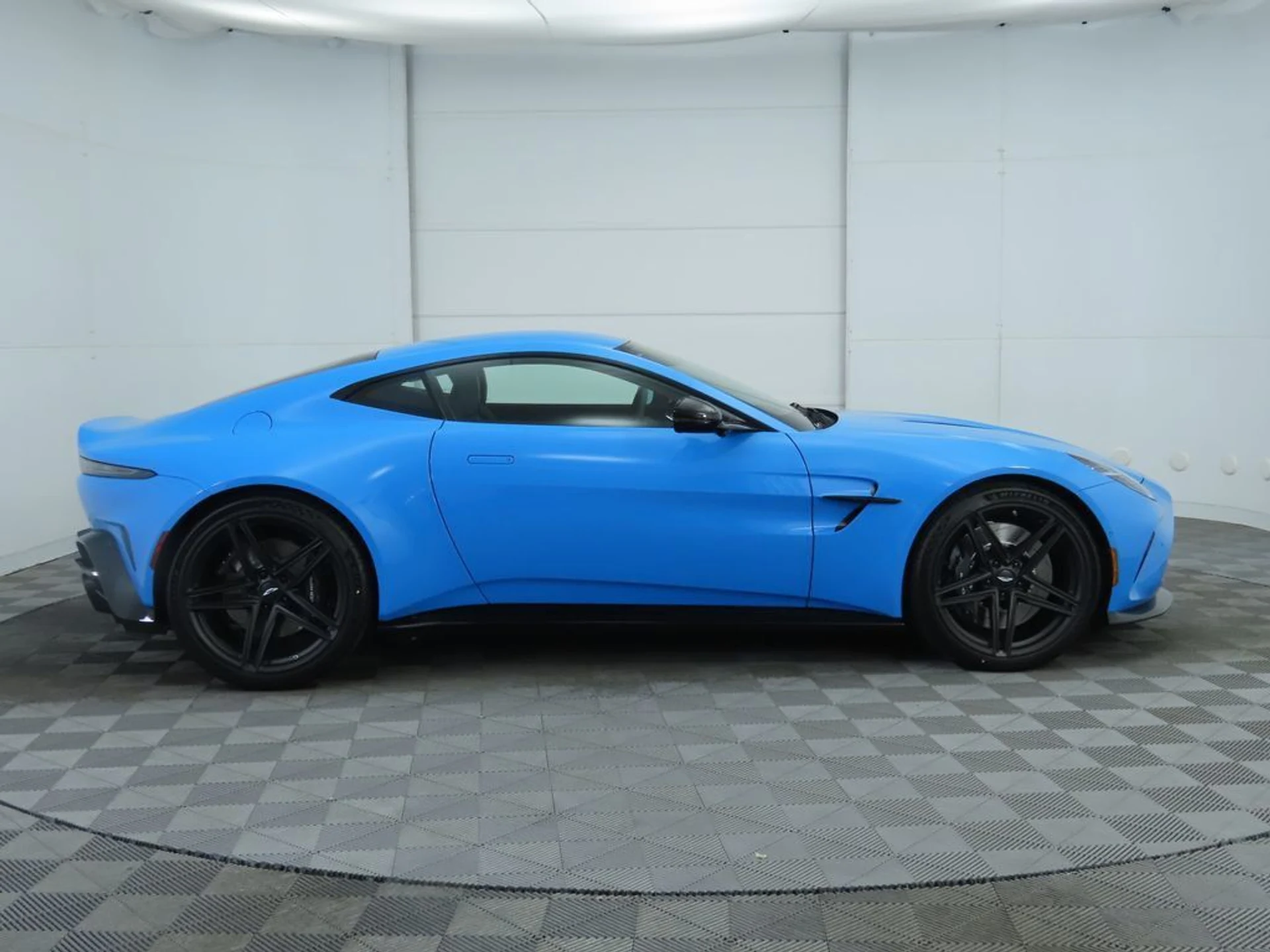mph003_2456002353_used_2025_aston_martin_vantage_coupe_8119_23008719_4_1024_df96a55605