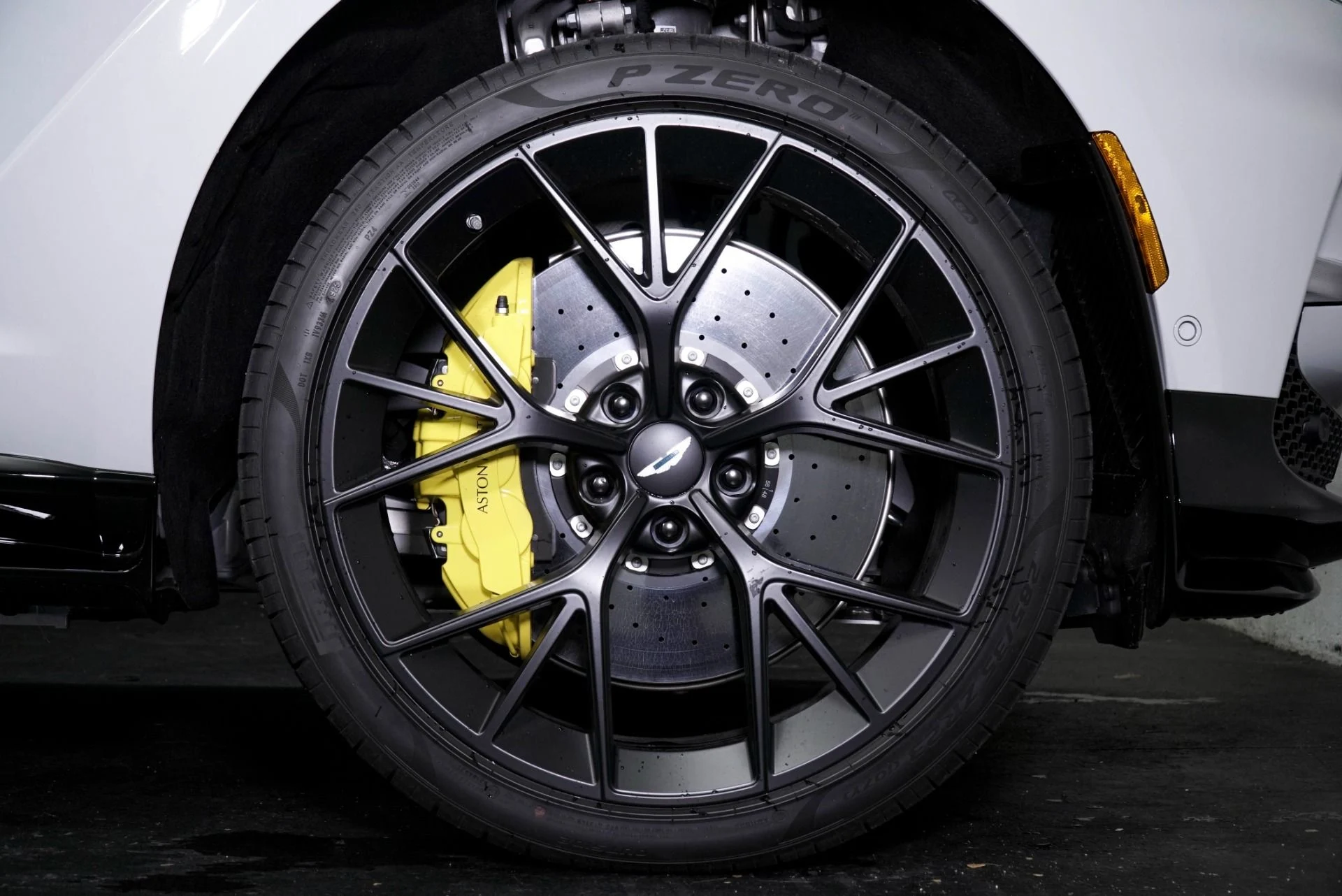 mph003_2464340256_New_2026_Aston_Martin_DBX_707_1767899119_5582b5a6af