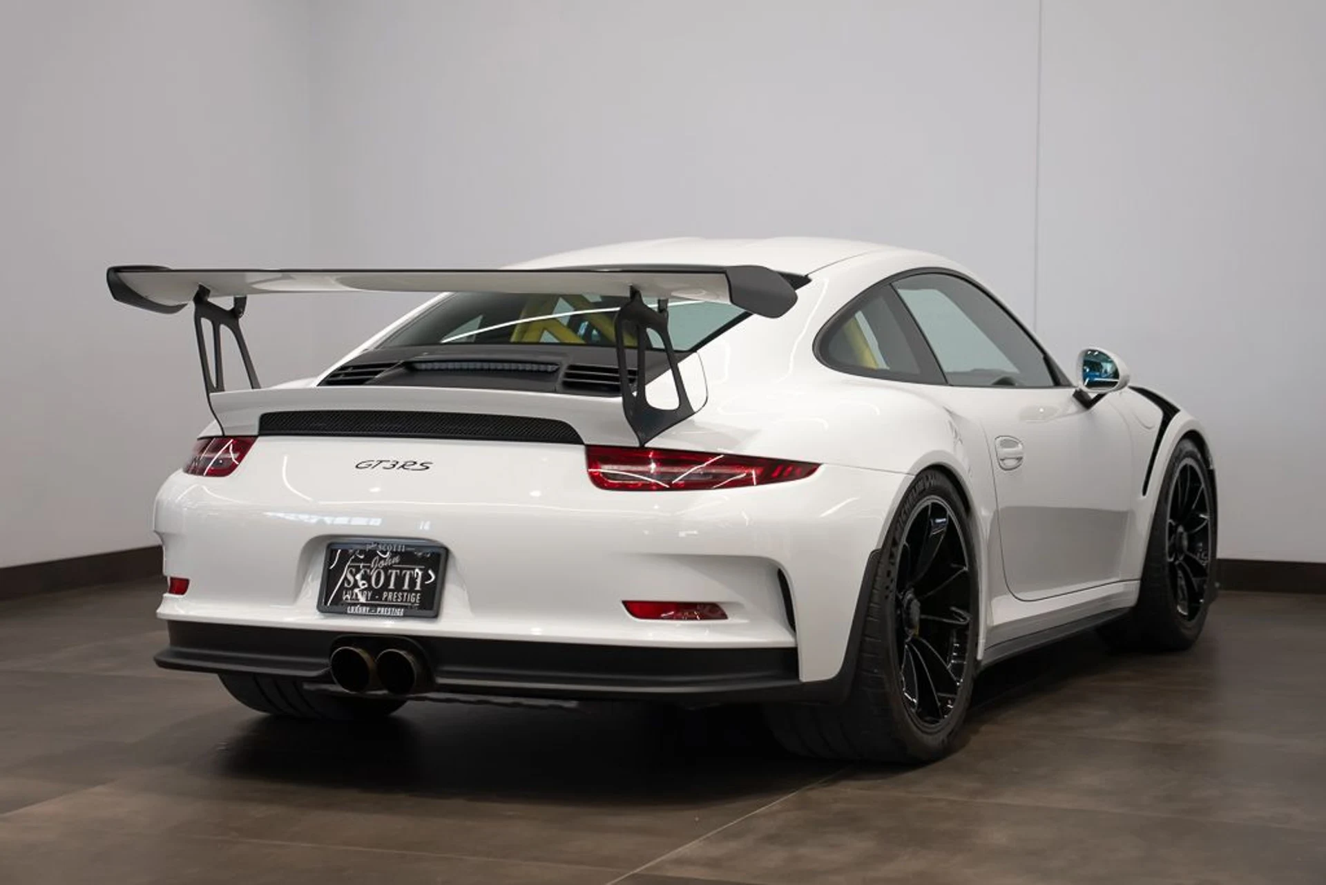 mph003_2495297040_porsche_911_2016_jpg_v_1777670076_e2106e71f3