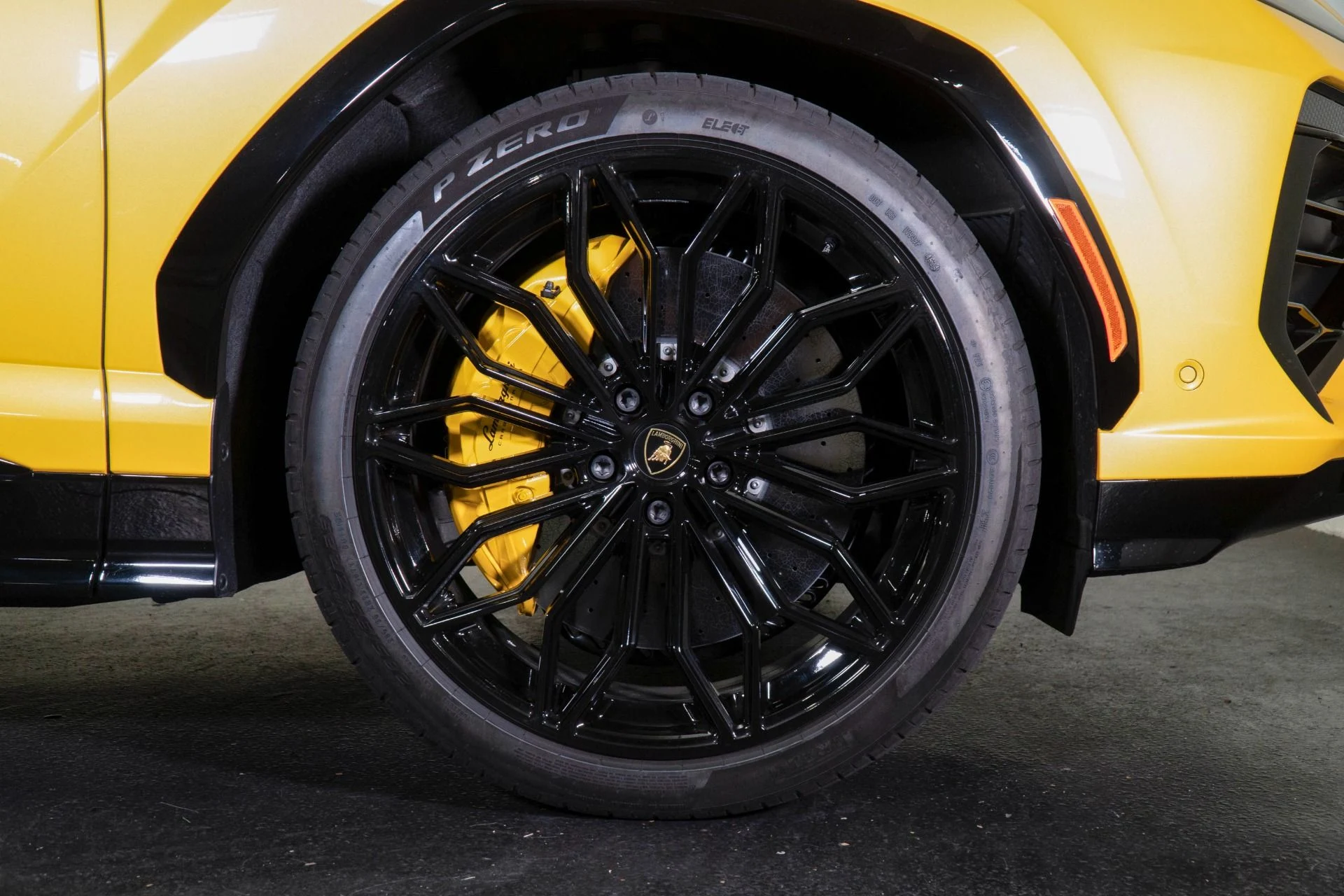 mph003_2495971721_Used_2025_Lamborghini_Urus_SE_1777525057_cb9a9dd4cf