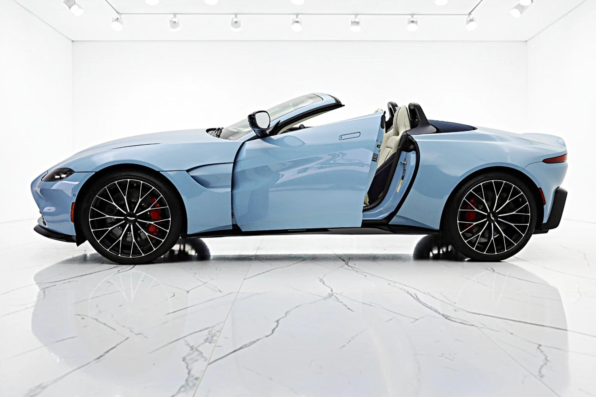 mph003_2532887735_Used_2022_Aston_Martin_Vantage_Roadster_96f412417c