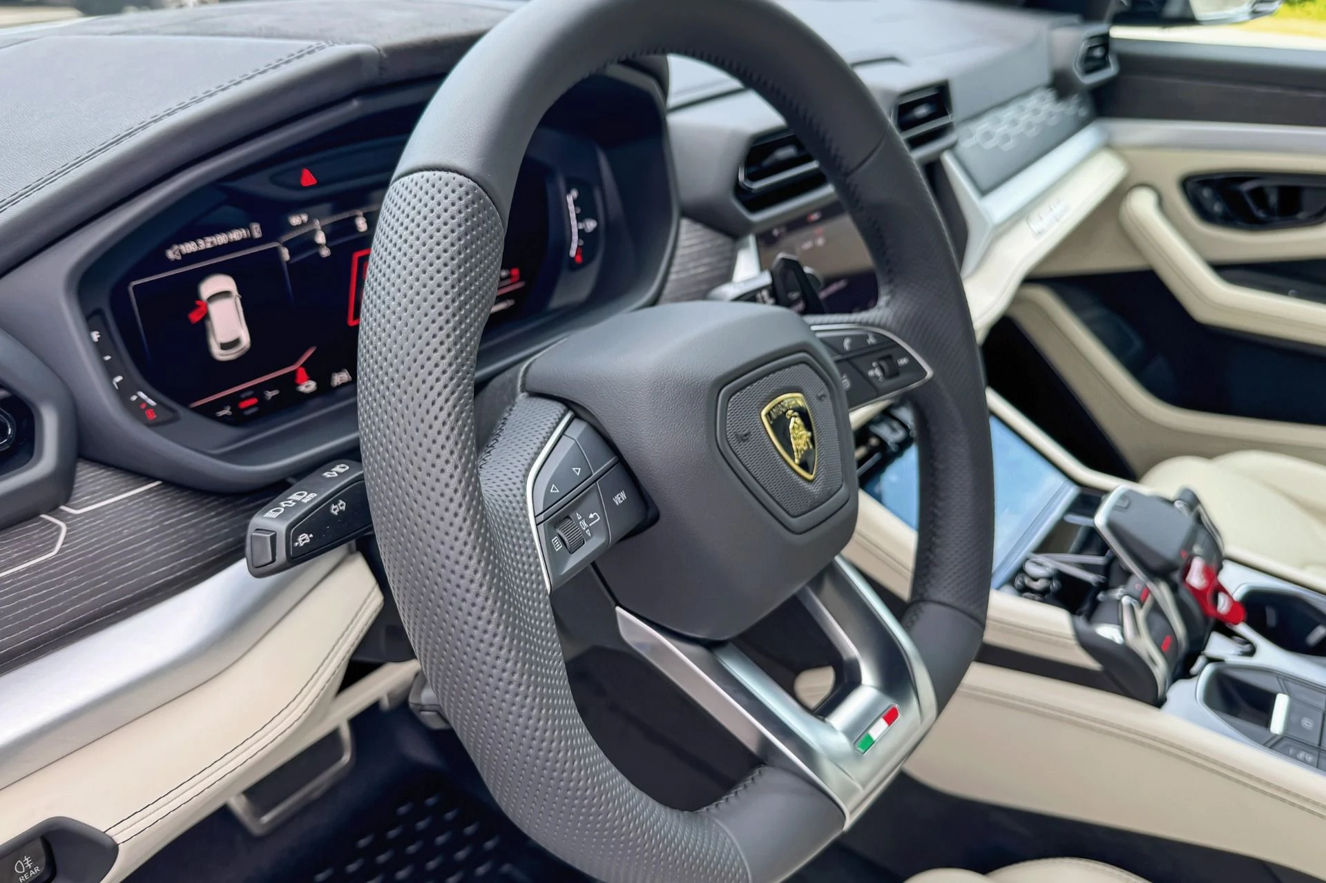 mph003_257324579_Used_2025_Lamborghini_Urus_SE_1764805971_ce5b8c9c96