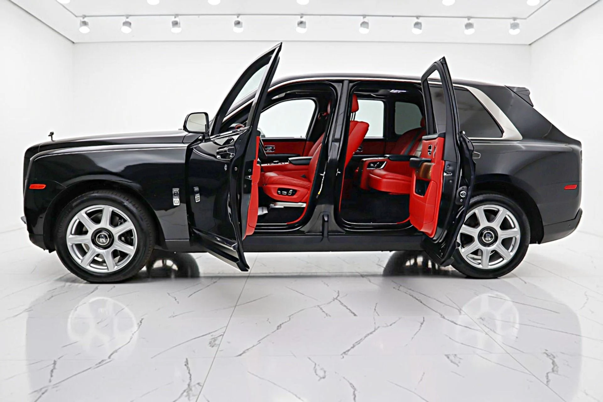 mph003_2584896201_Used_2019_Rolls_Royce_Cullinan_8b0e1f279d