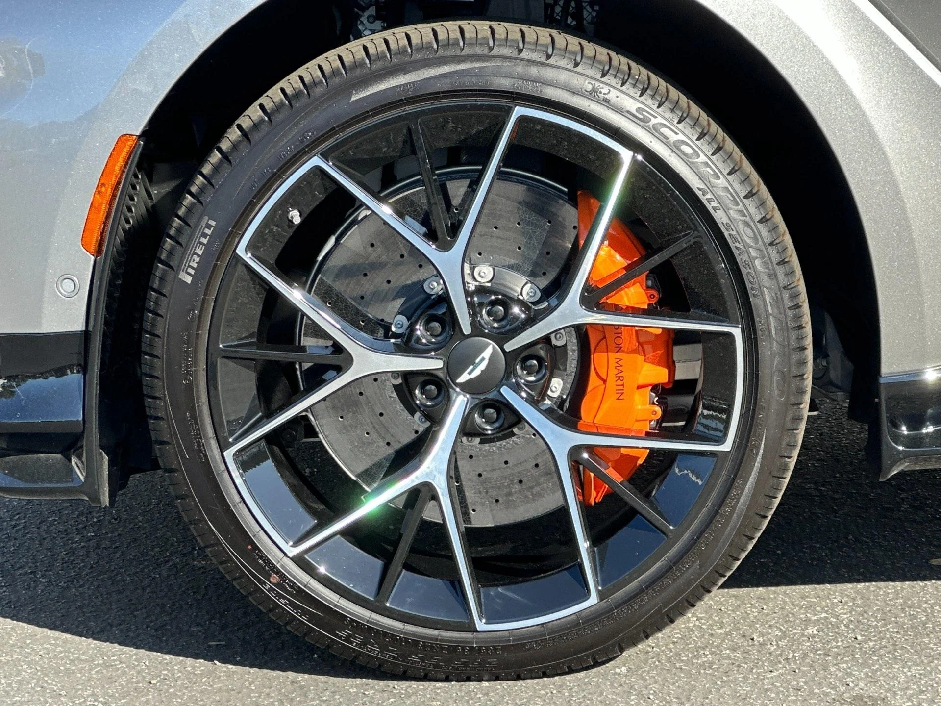 mph003_259959202_New_2025_Aston_Martin_DBX_707_1761314750_a74957552f