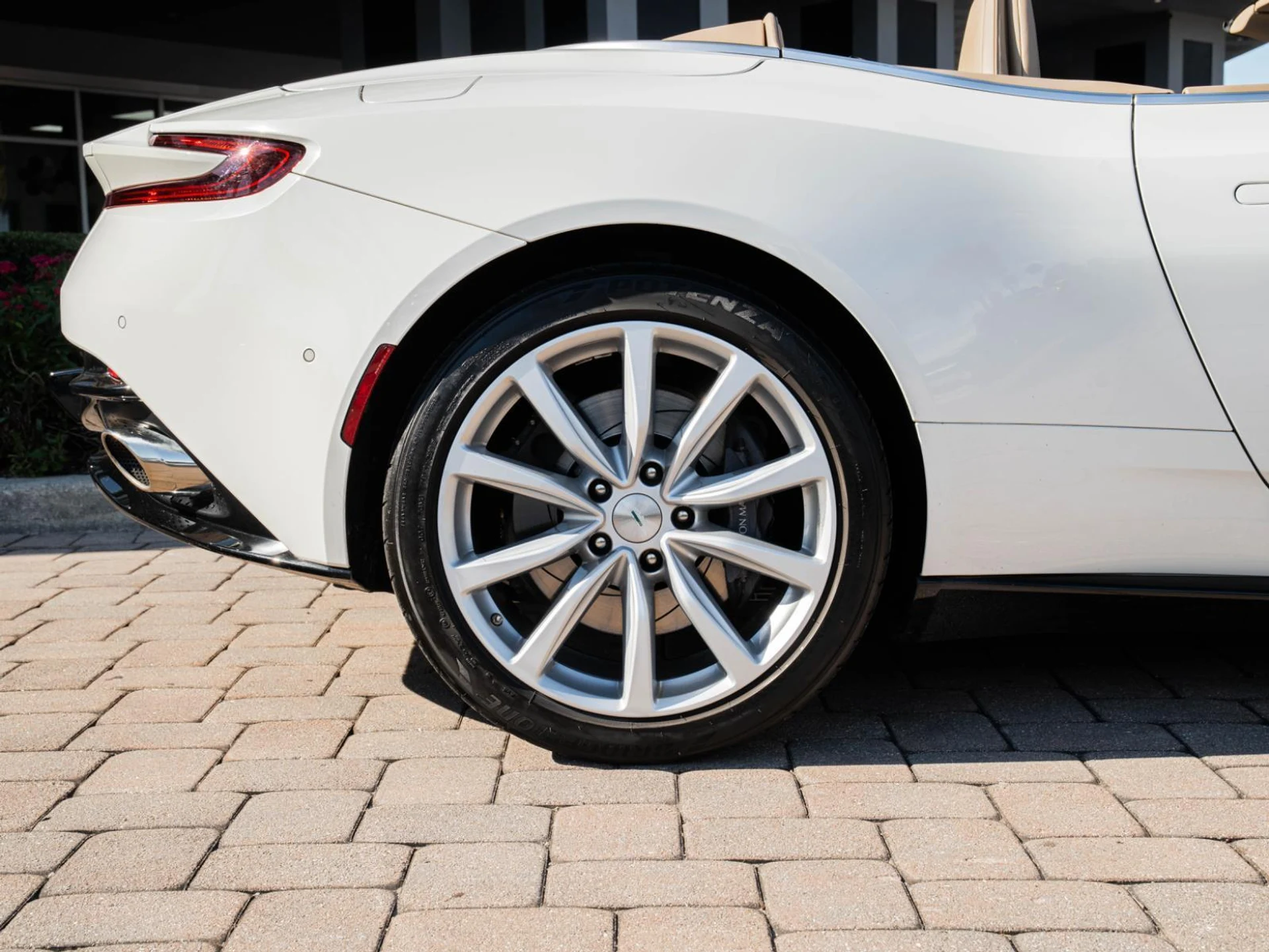 mph003_2603489752_Used_2019_Aston_Martin_DB_11_Volante_1769250087_61c7c23372