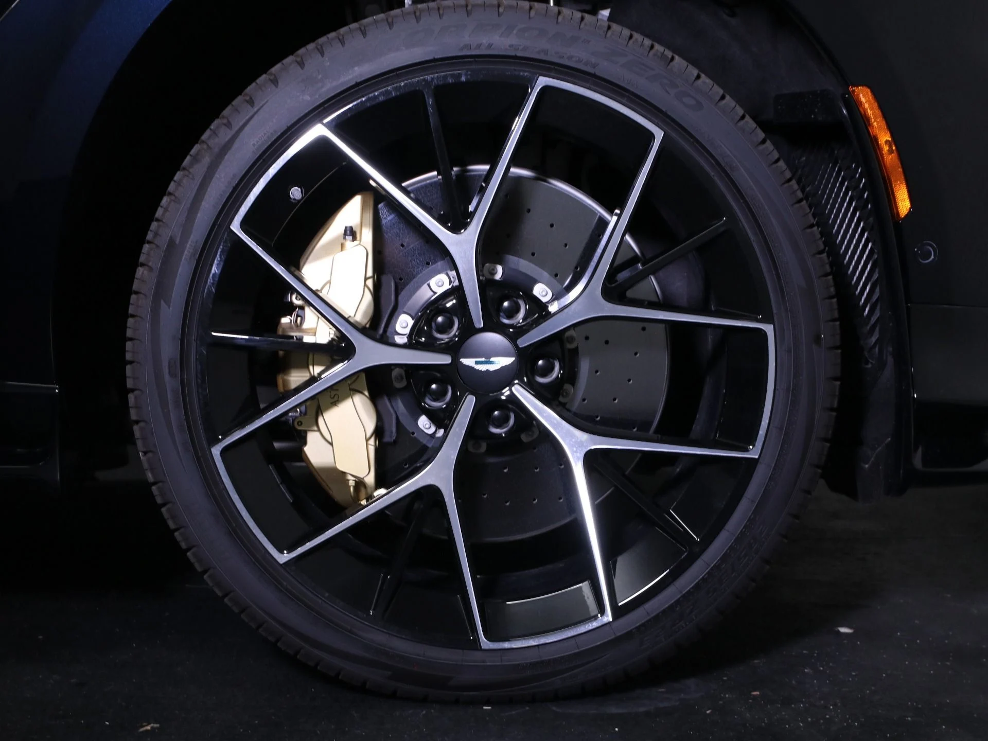 mph003_2610291422_New_2025_Aston_Martin_DBX_707_1758482586_aaa8a60484