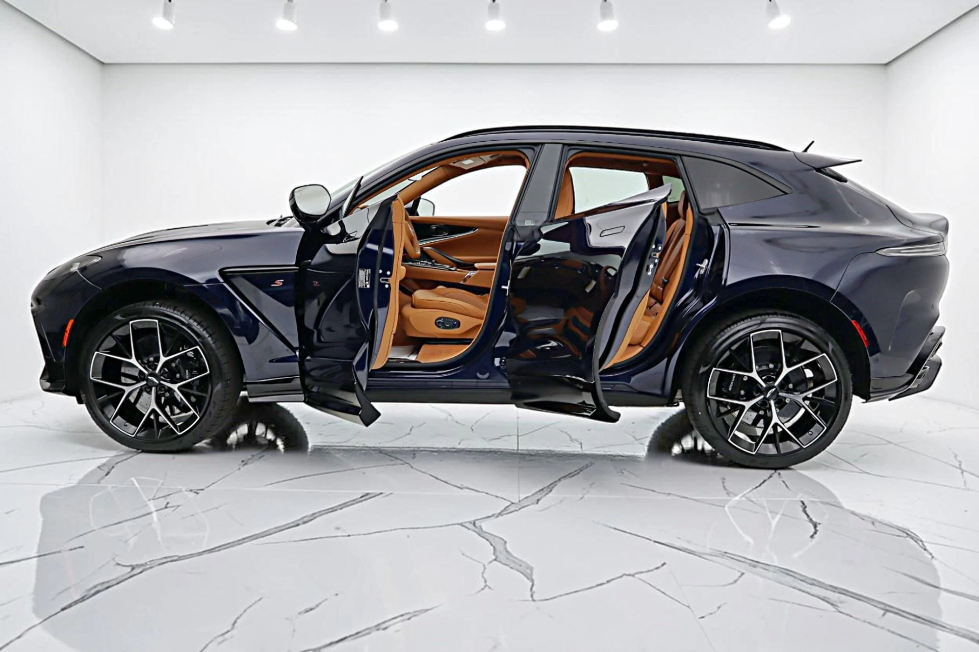 mph003_2673220666_New_2026_Aston_Martin_DBX_S_1a97aa7e40