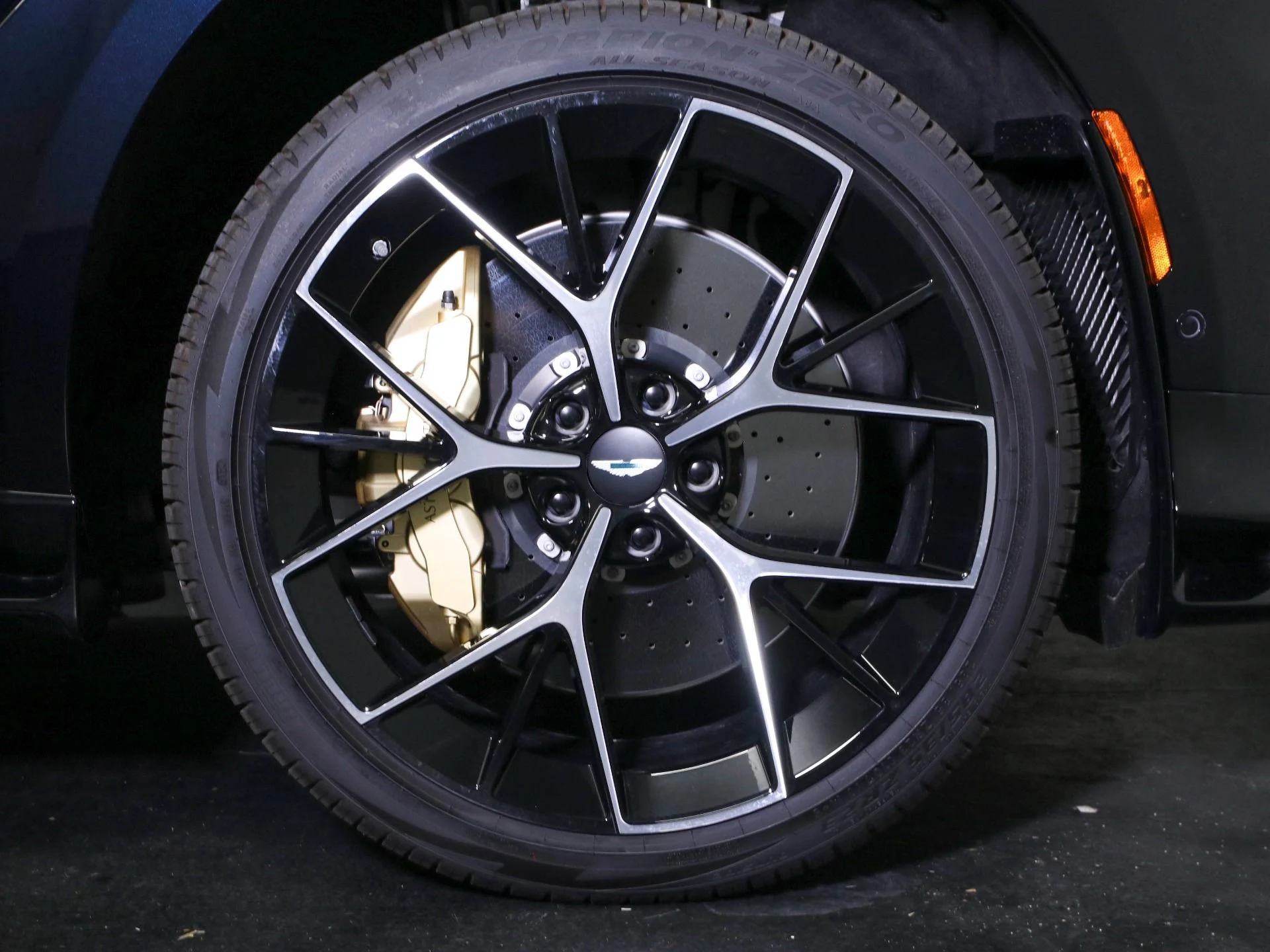 mph003_2692125453_New_2025_Aston_Martin_DBX_707_1768455345_46f5d32554