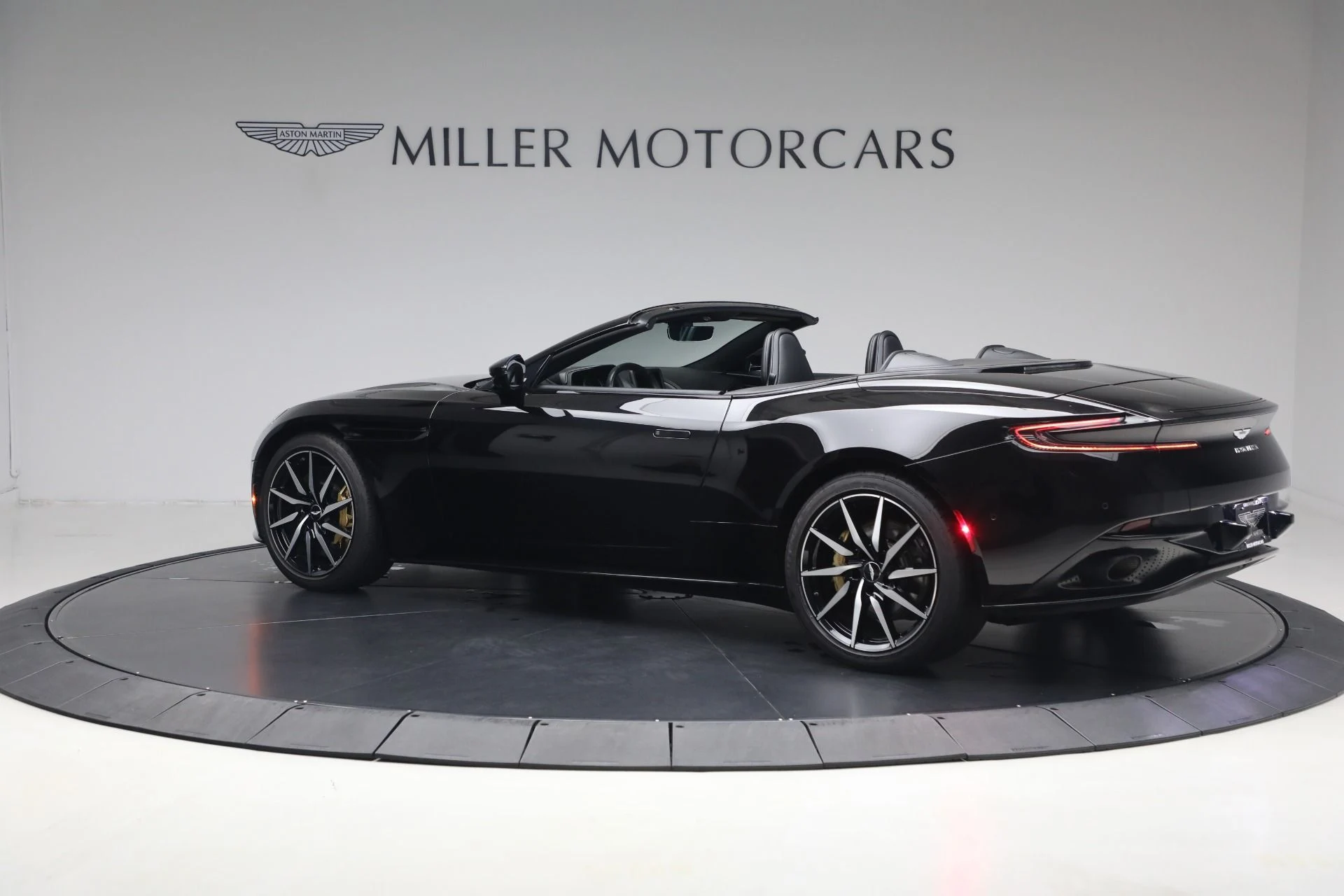 mph003_2703050000_Used_2020_Aston_Martin_DB_11_Volante_1780502553_e2b81b9b88