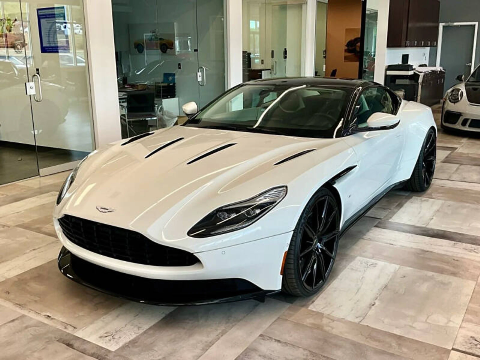 mph003_2704998226_2018_aston_martin_db11_v12_2dr_coupe_c510691b37