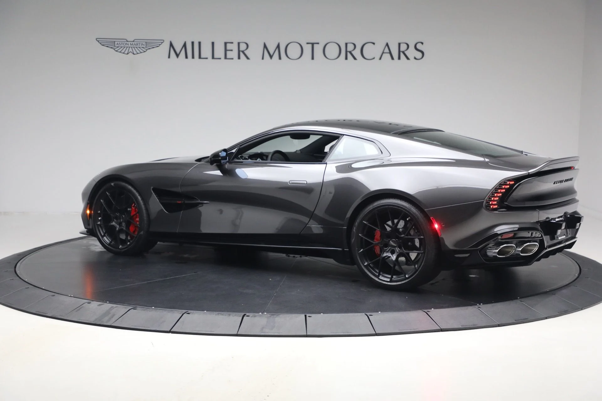 mph003_2712961040_Used_2026_Aston_Martin_Vanquish_1787327463_01442447dc