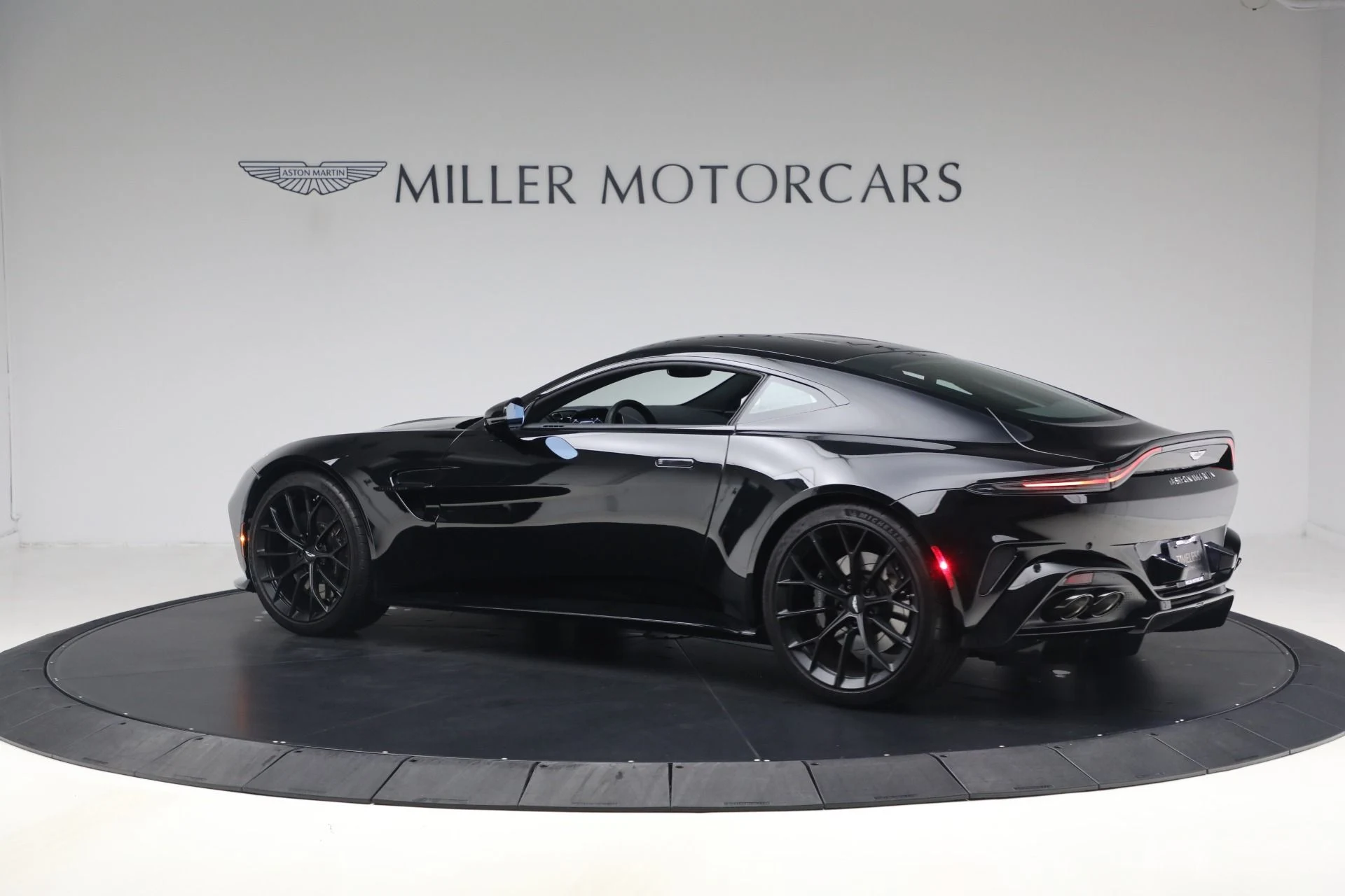 mph003_2721945079_Used_2025_Aston_Martin_Vantage_1790186277_a1bb07efcf
