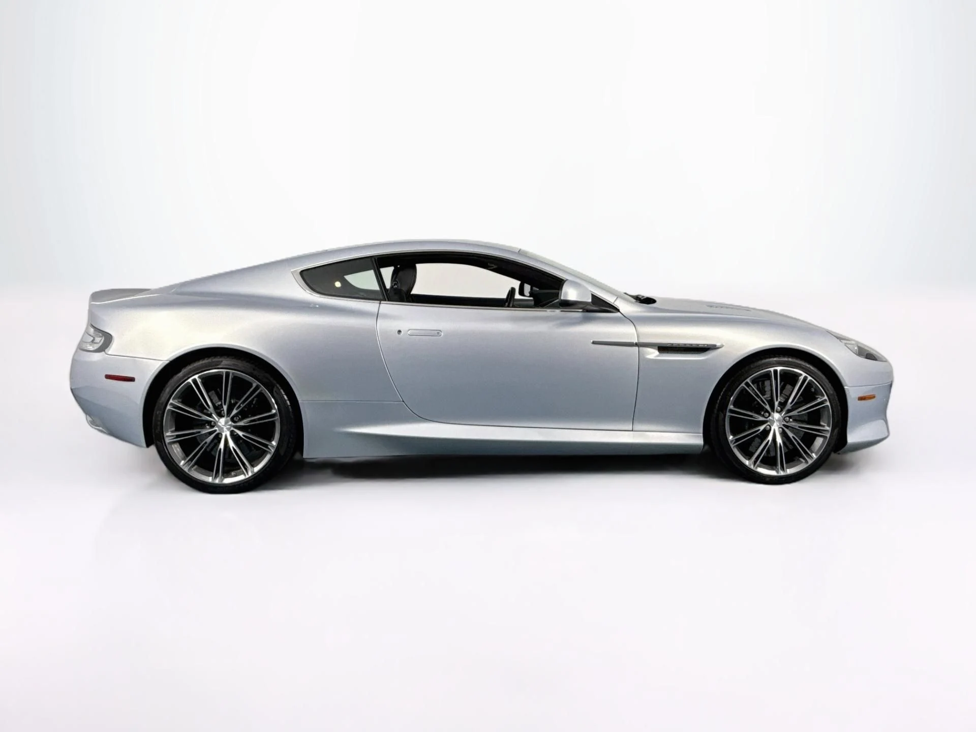 mph003_2740197301_Used_2014_Aston_Martin_DB_9_1791837282_11e2432872