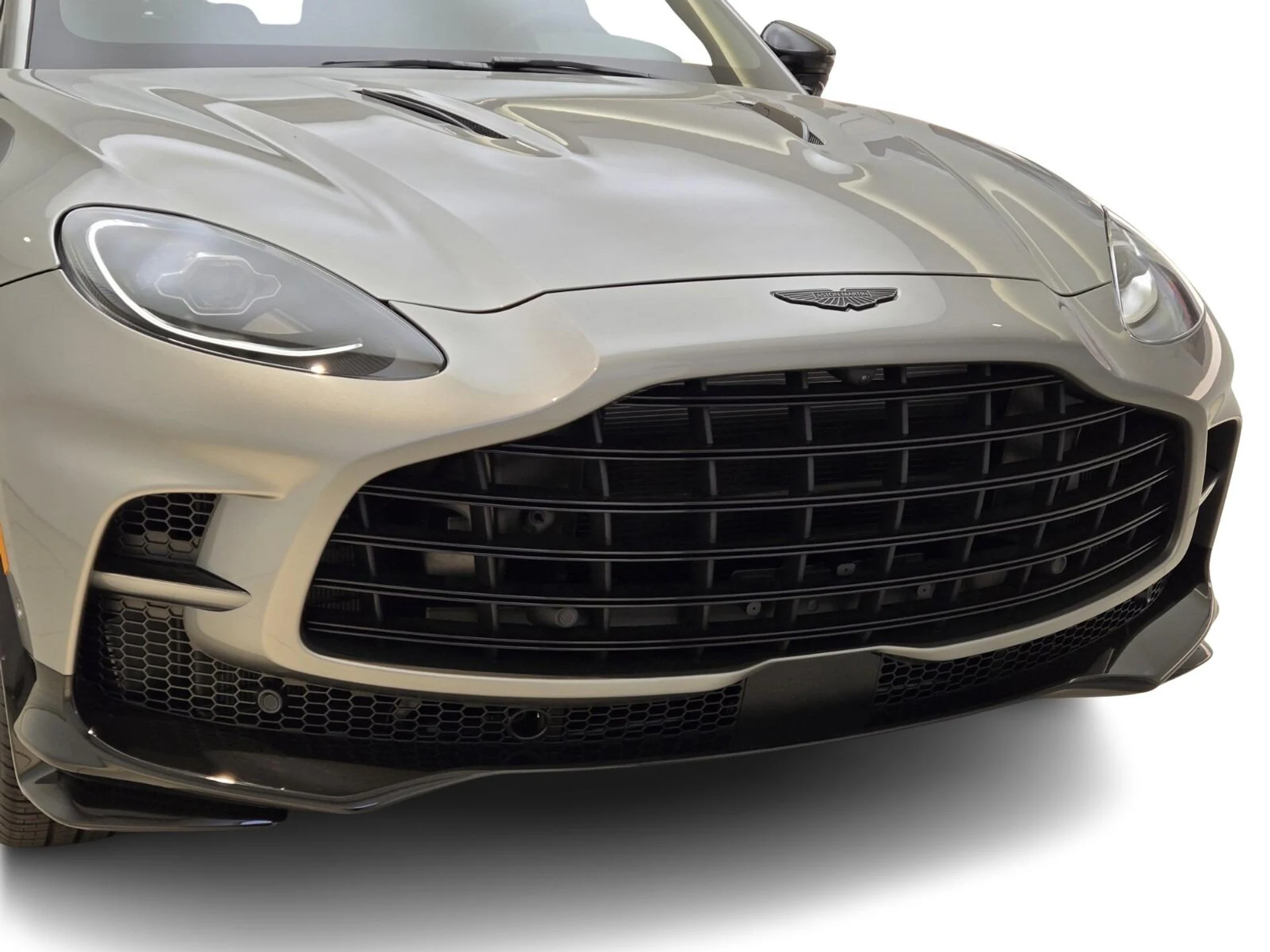 mph003_2763378236_New_2025_Aston_Martin_DBX_707_1753162746_4acf25235d