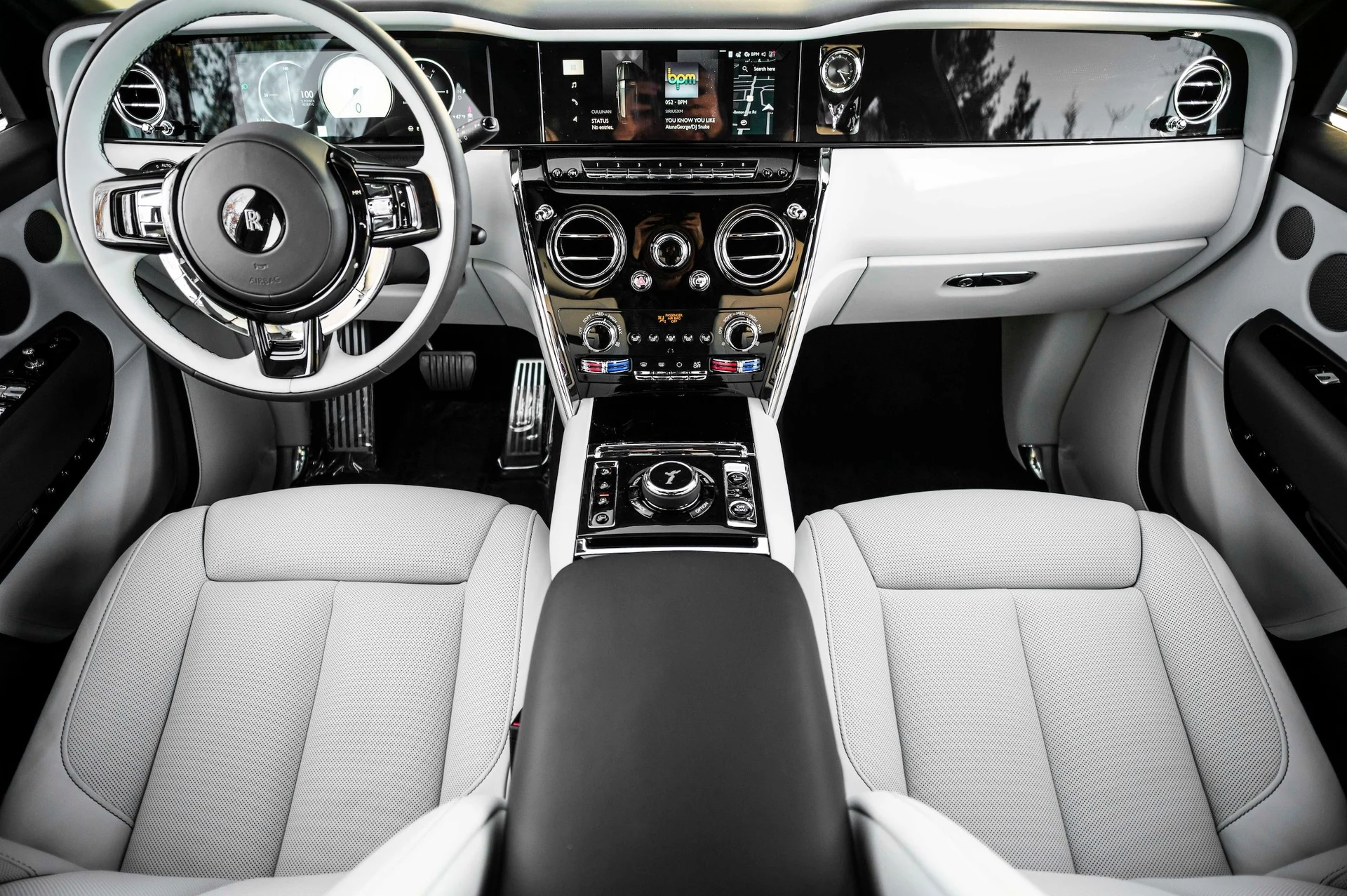 mph003_2820054077_84d21d24122c417c8eccea75806b9e3d_922fe2165d