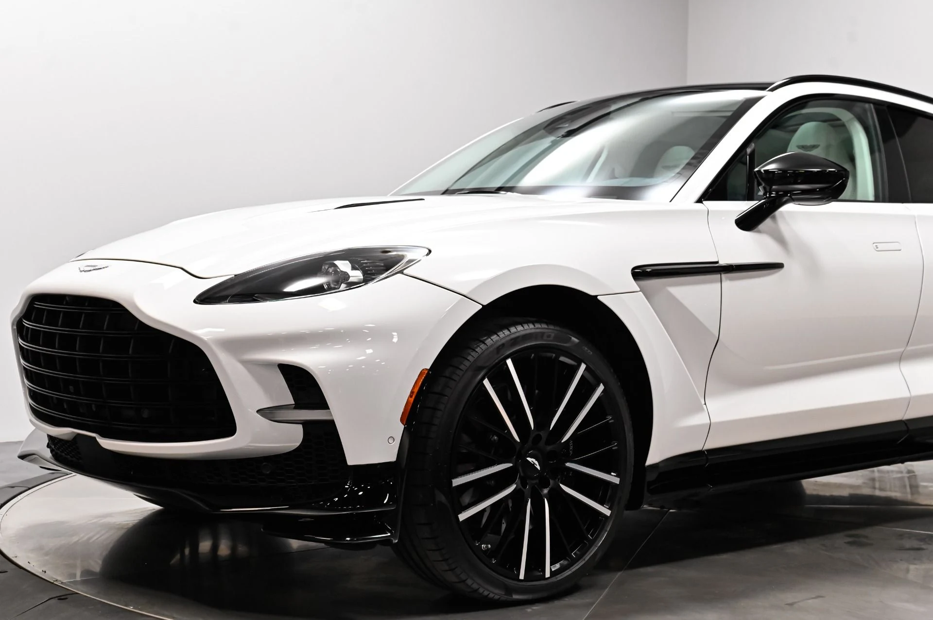 mph003_2830409396_Used_2023_Aston_Martin_DBX_707_1791313459_5c275f398a