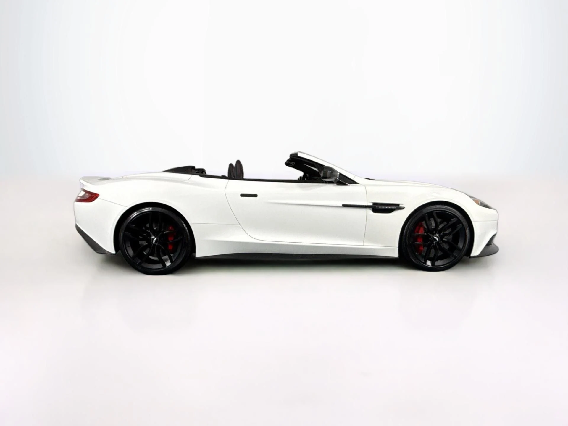 mph003_28363961_Used_2015_Aston_Martin_Vanquish_Volante_1782334076_db7d6e9472