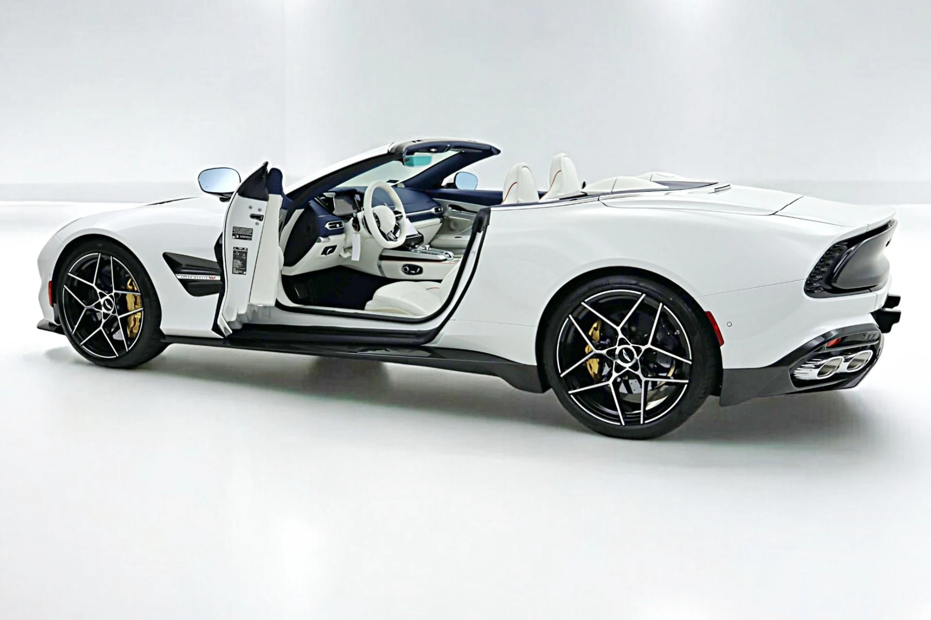 mph003_2840262912_New_2026_Aston_Martin_Vanquish_Volante_49a1f48b2a