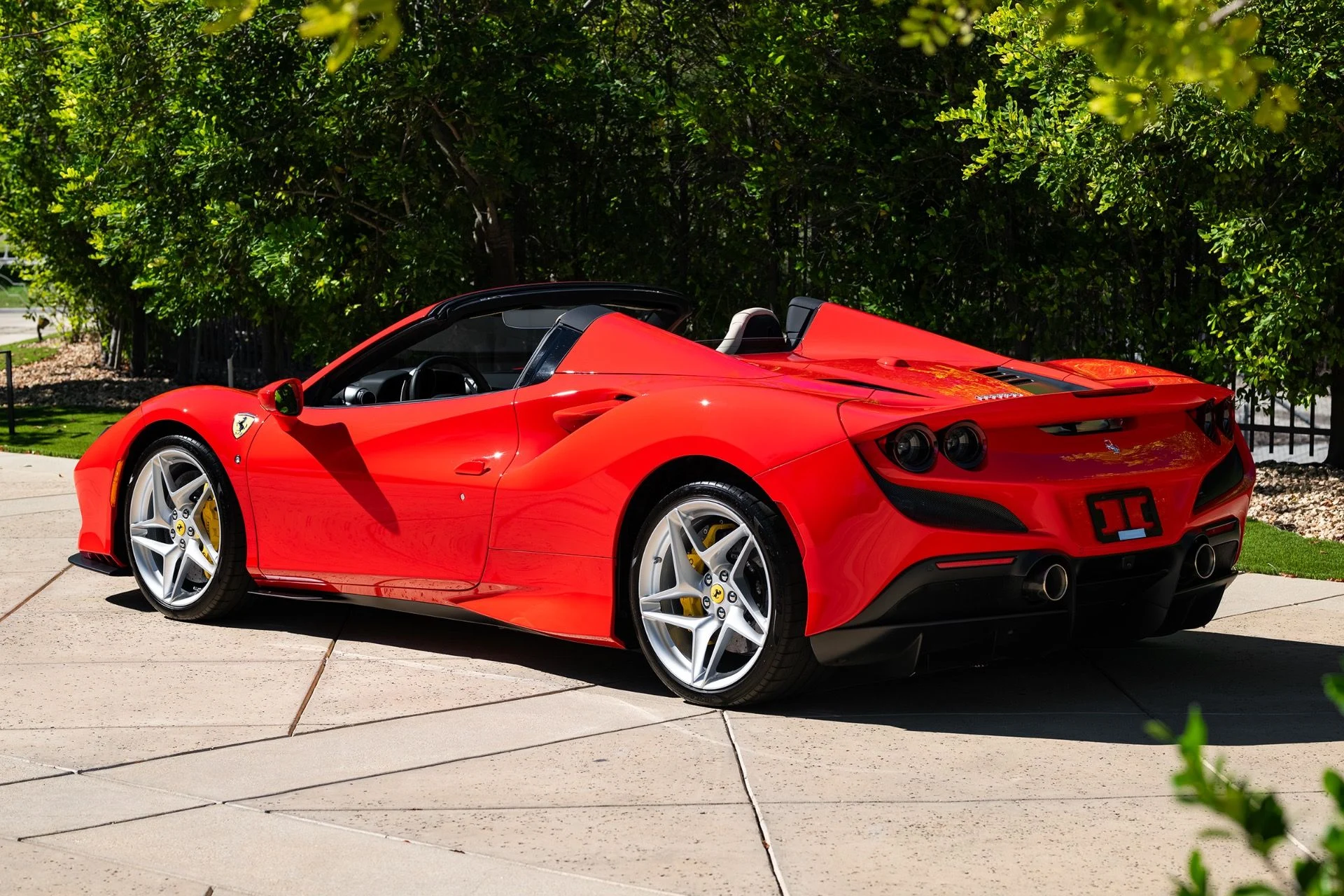 mph003_2898541135_Used_2022_Ferrari_F8_Spider_1791574168_2eb9250dcb