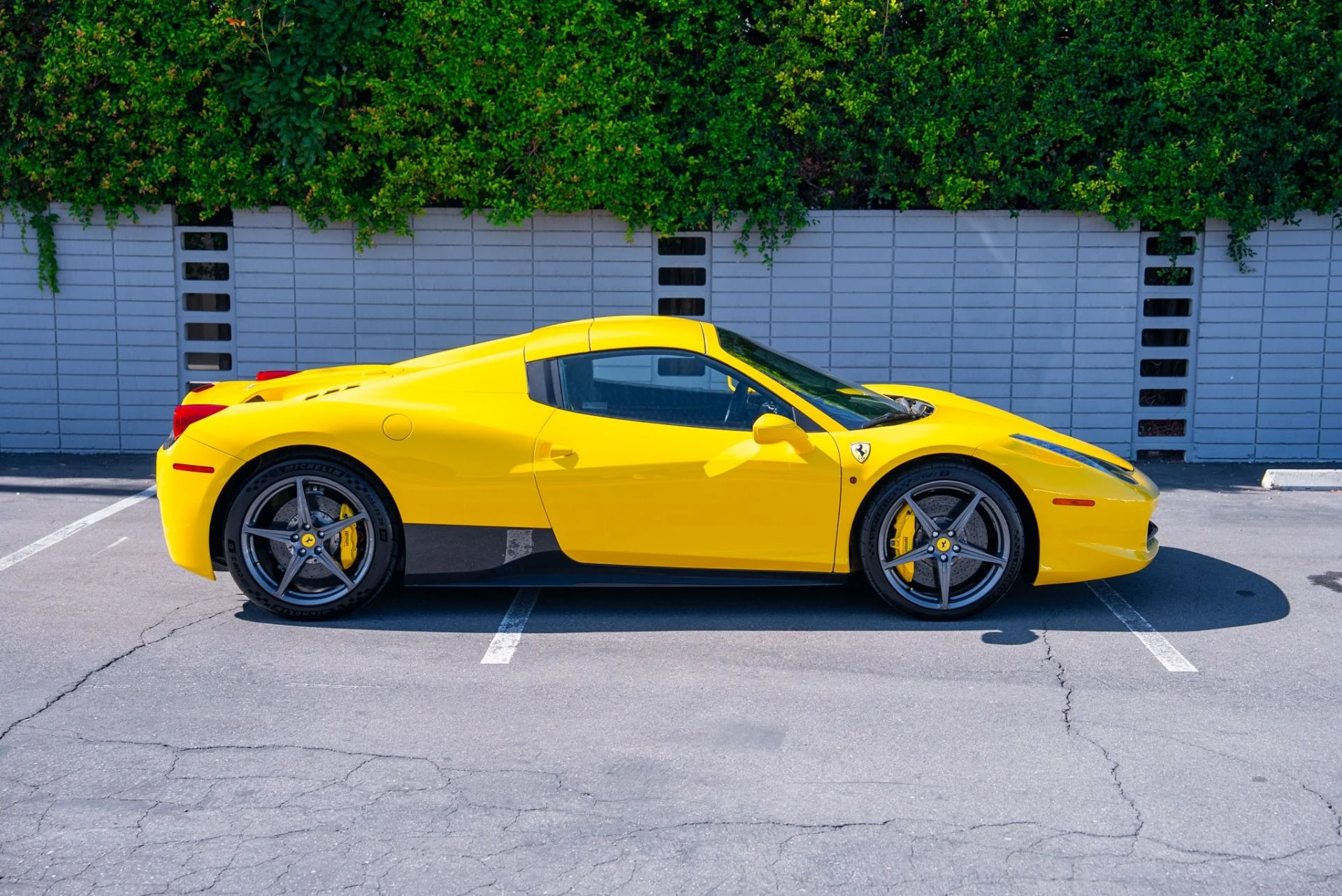 mph003_2900136743_Used_2012_Ferrari_458_Spider_1762304624_5fce5058d1