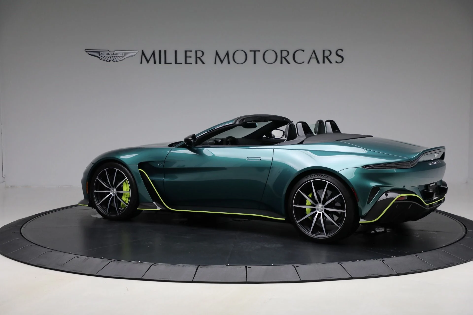 mph003_2901202446_Used_2023_Aston_Martin_Vantage_V12_27b54f2411