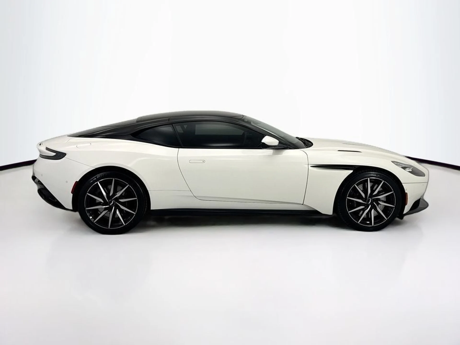 mph003_2909468231_used_2018_aston_martin_db11_v12coupe_8119_23017514_4_1024_f91714dd51