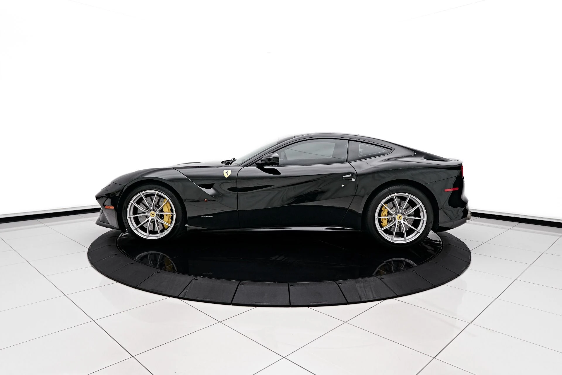 mph003_2935321410_Used_2014_Ferrari_F12_Berlinetta_1705351327_bf4ec37c17