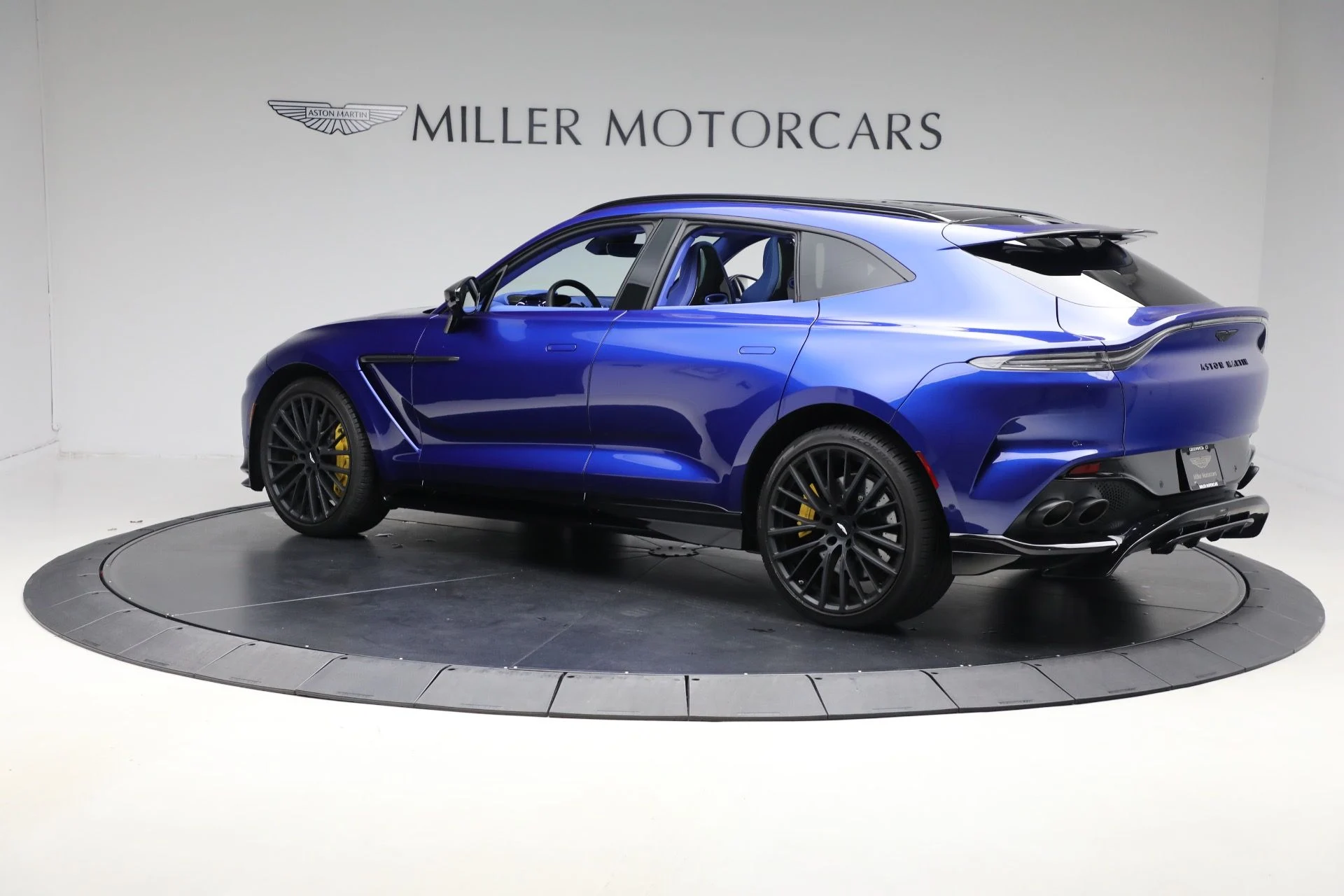 mph003_3039020034_Used_2024_Aston_Martin_DBX_707_1761409470_29ae4f88c4