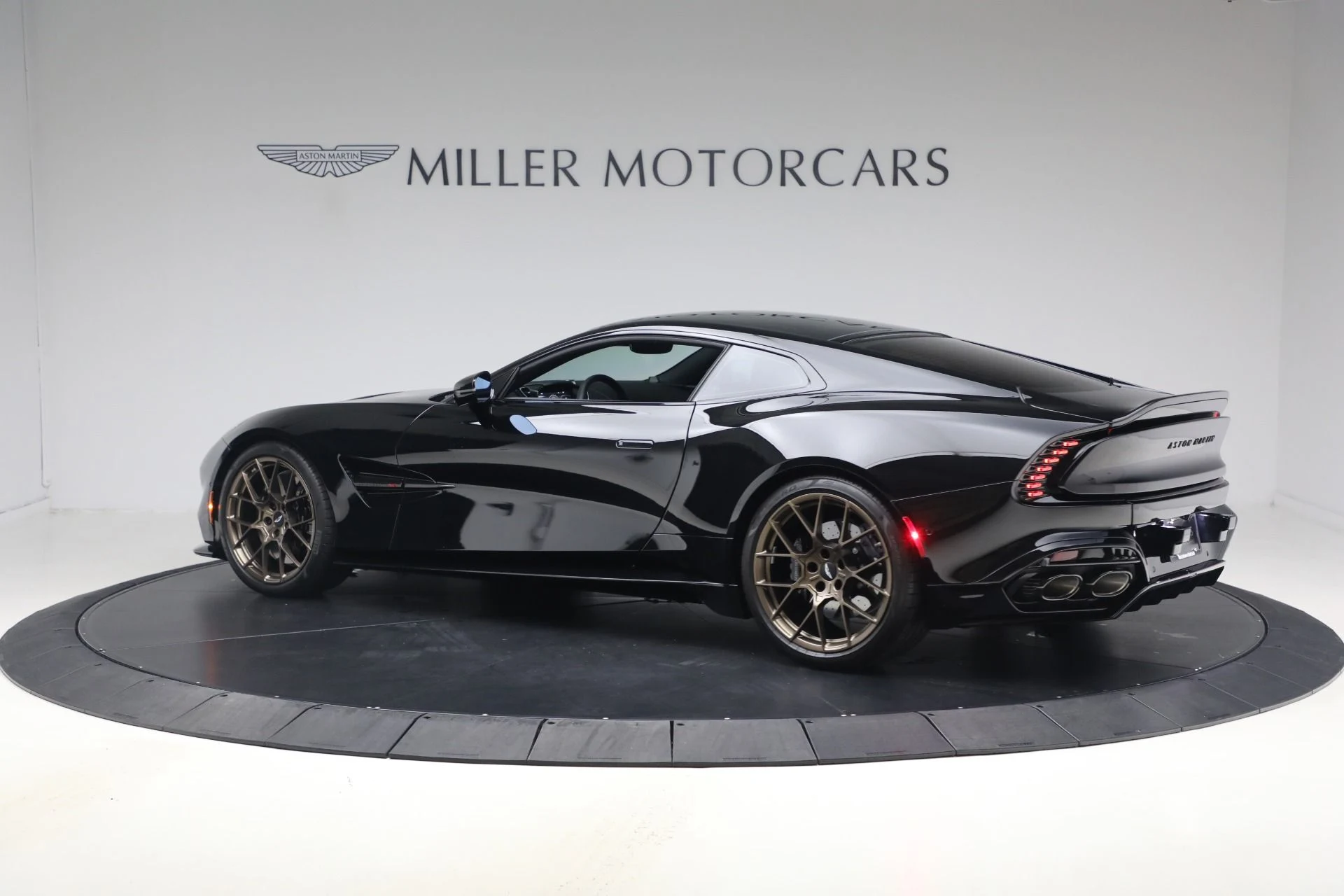 mph003_3039977667_Used_2025_Aston_Martin_Vanquish_1789418284_5692a2223f