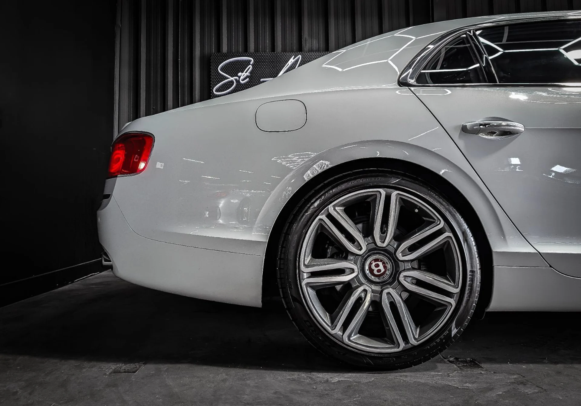 mph003_304857574_36587952_03872_2017_bentley_flying_spur_009_cb71a84b82