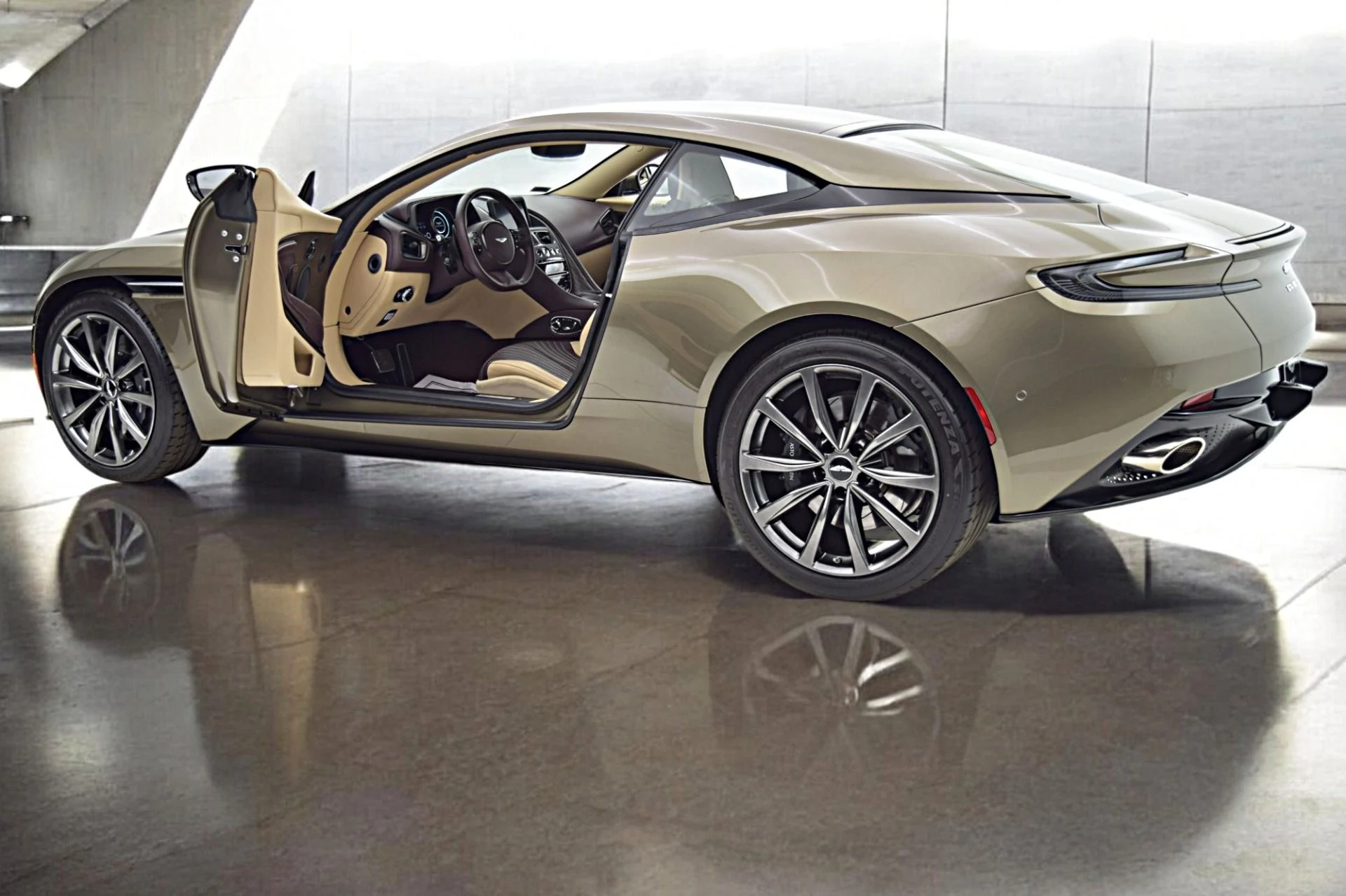 mph003_3069095569_Used_2018_Aston_Martin_DB_11_V12_Coupe_5e2e542fb5