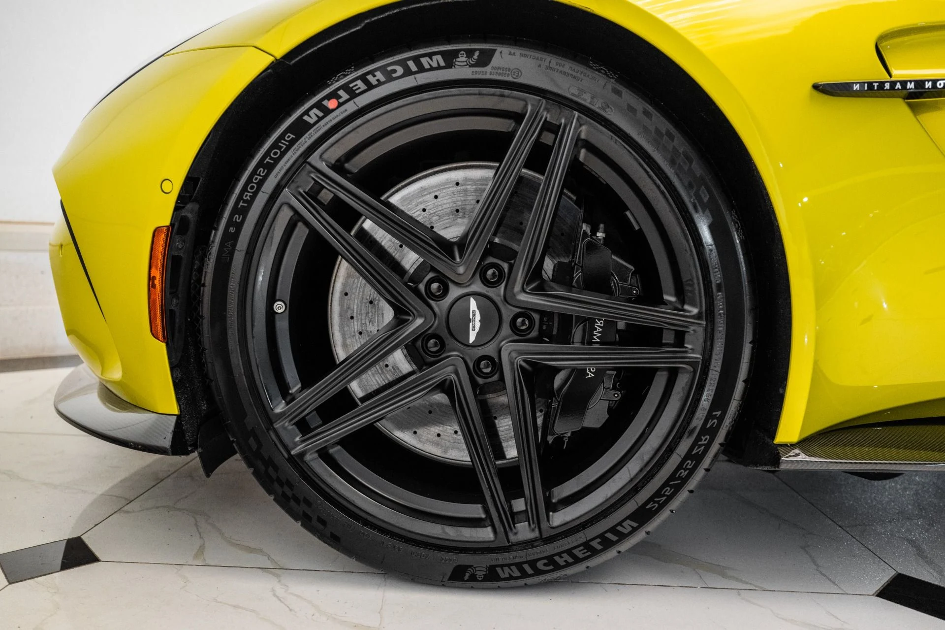 mph003_3070119963_Used_2025_Aston_Martin_Vantage_1751990746_8a02bab09e