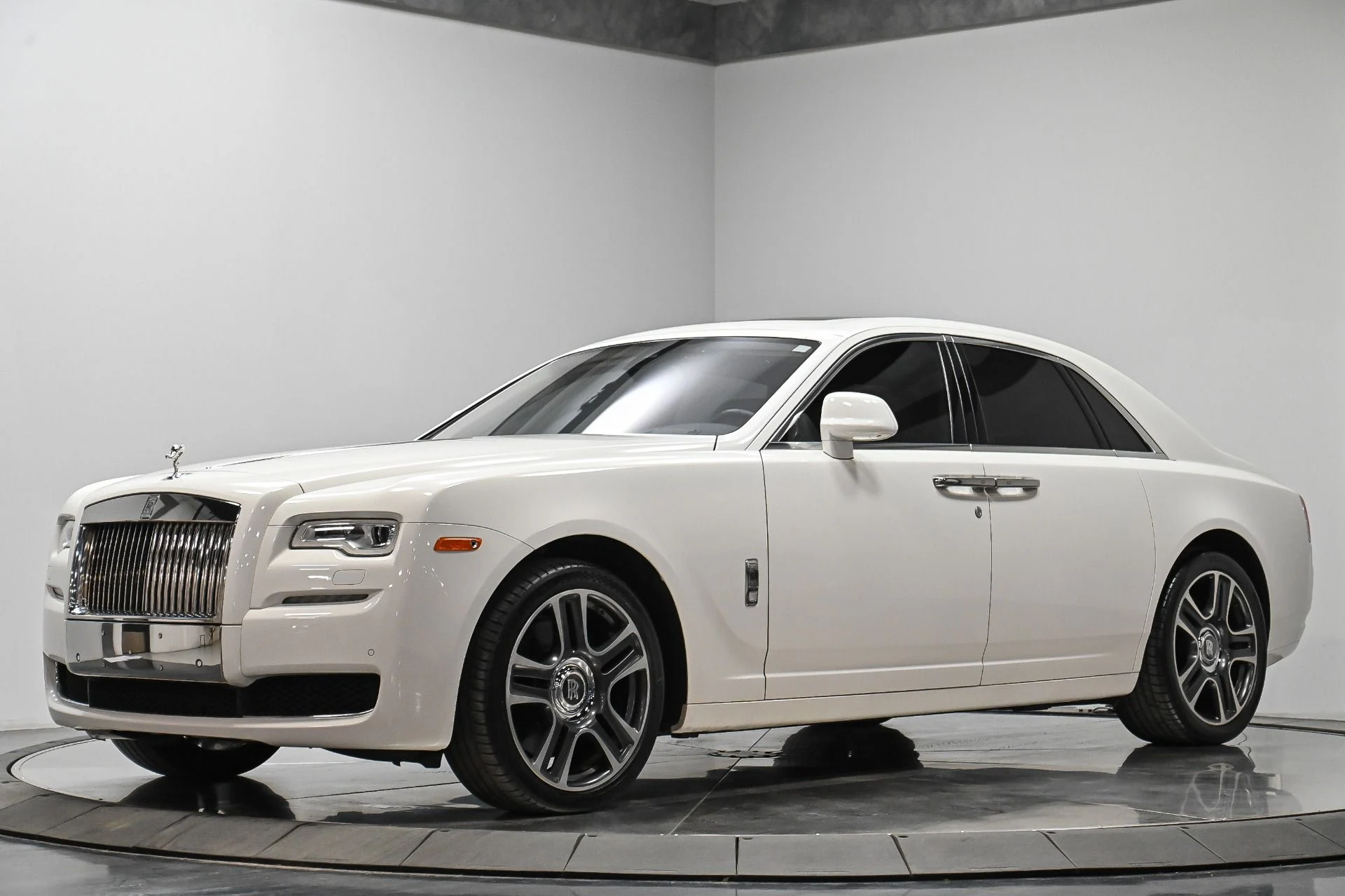mph003_3082851116_Used_2017_Rolls_Royce_Ghost_1749695060_16026d8fcf