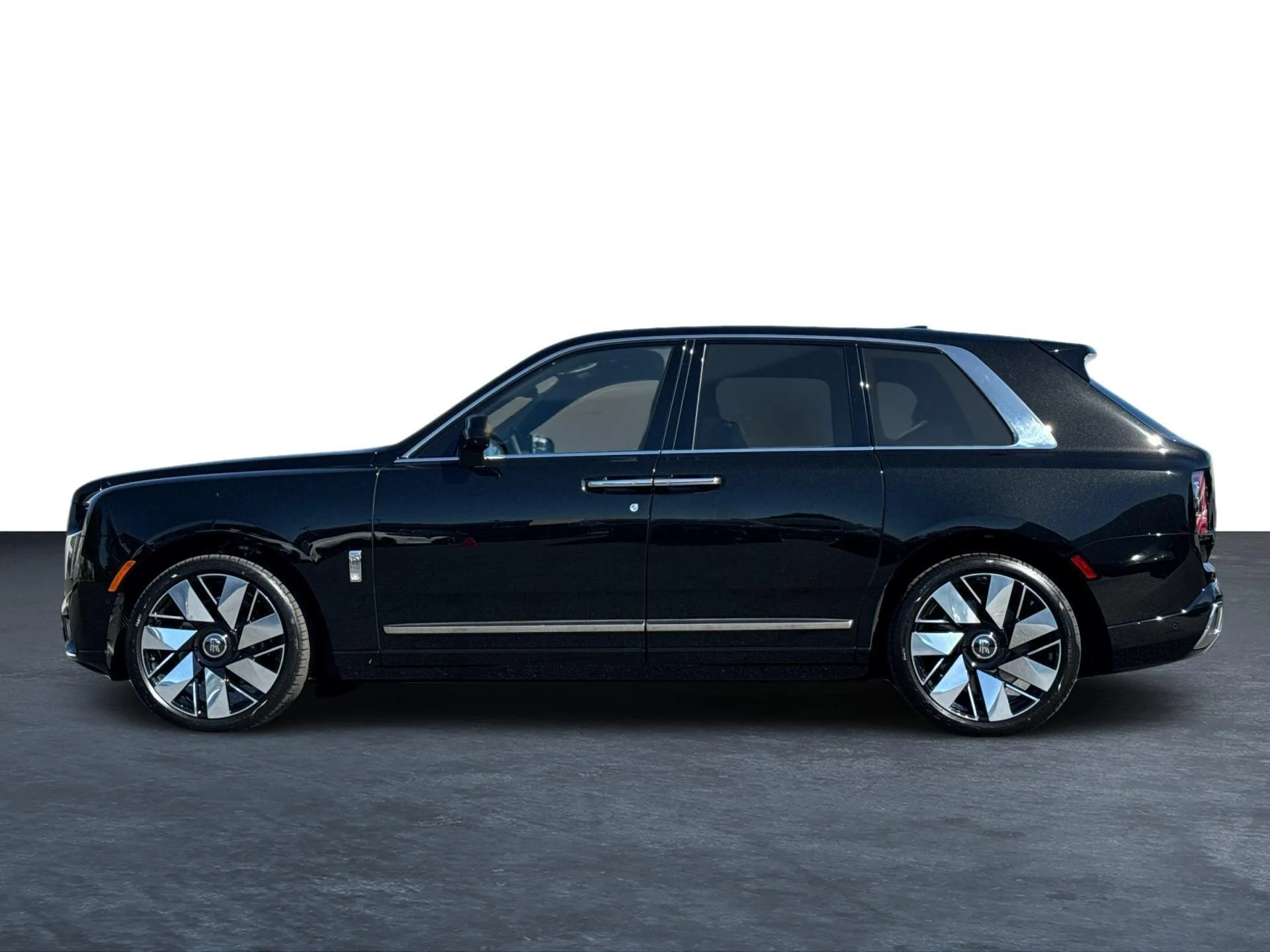 mph003_3088581435_New_2025_Rolls_Royce_Cullinan_Base_1756909287_f5872f5bc7