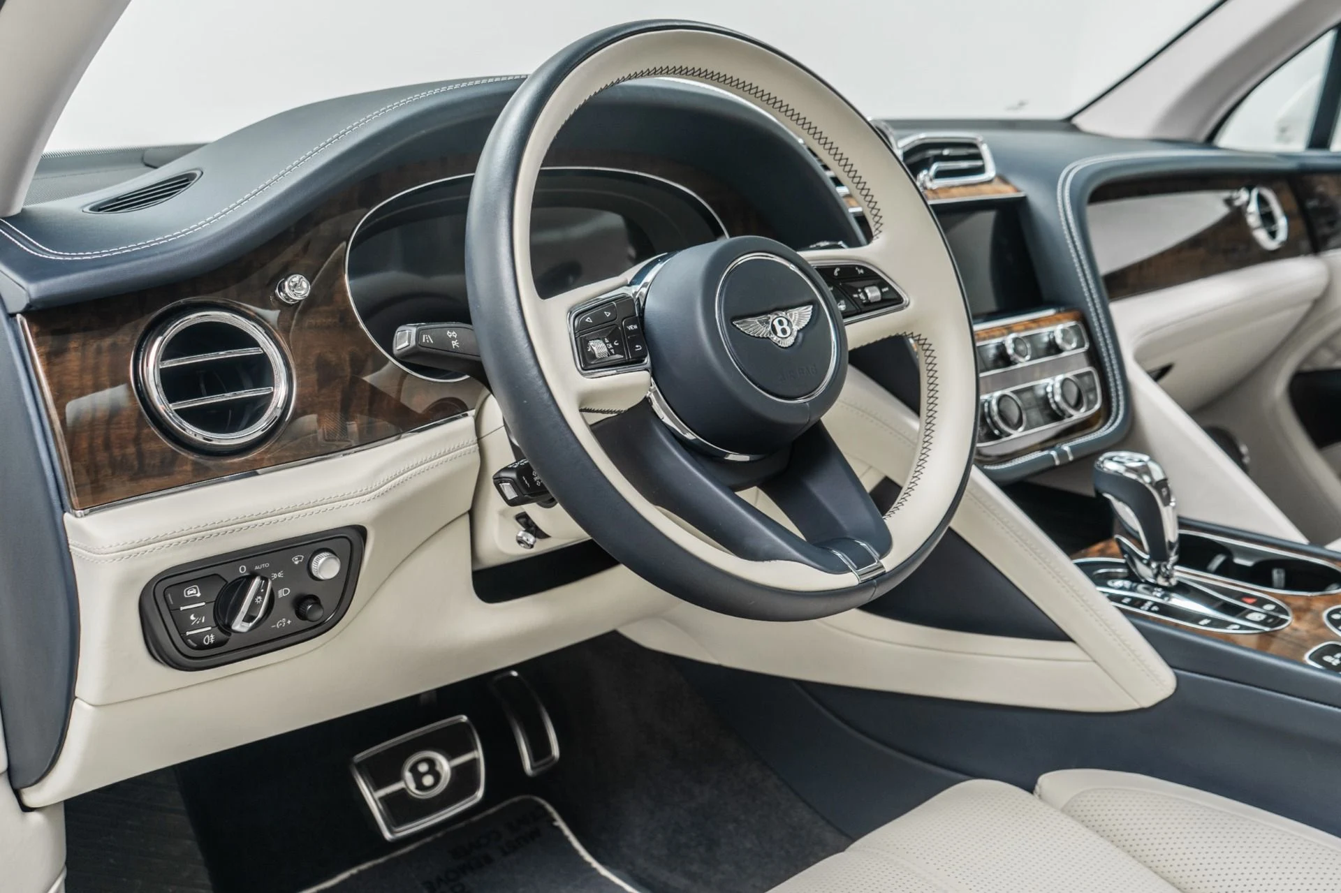 mph003_309998915_Used_2021_Bentley_Bentayga_V8_1752875635_d71c43ed17