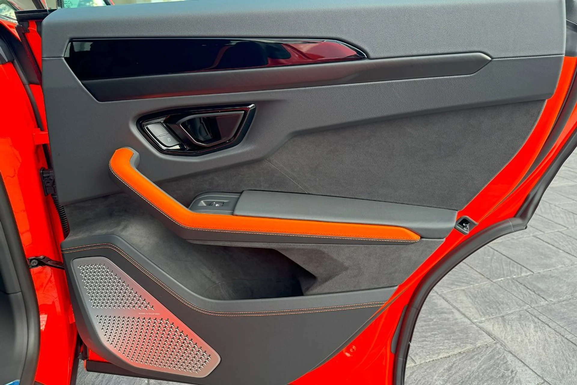 mph003_3113864715_Used_2025_Lamborghini_Urus_SE_1764804767_01cdbb0977