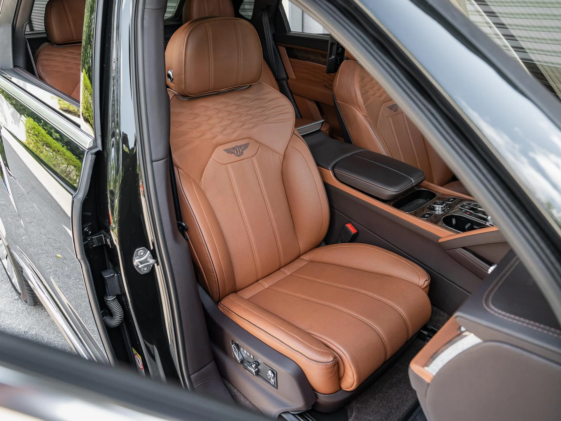mph003_3117503753_Used_2023_Bentley_Bentayga_EWB_V8_1778364296_402c14074e